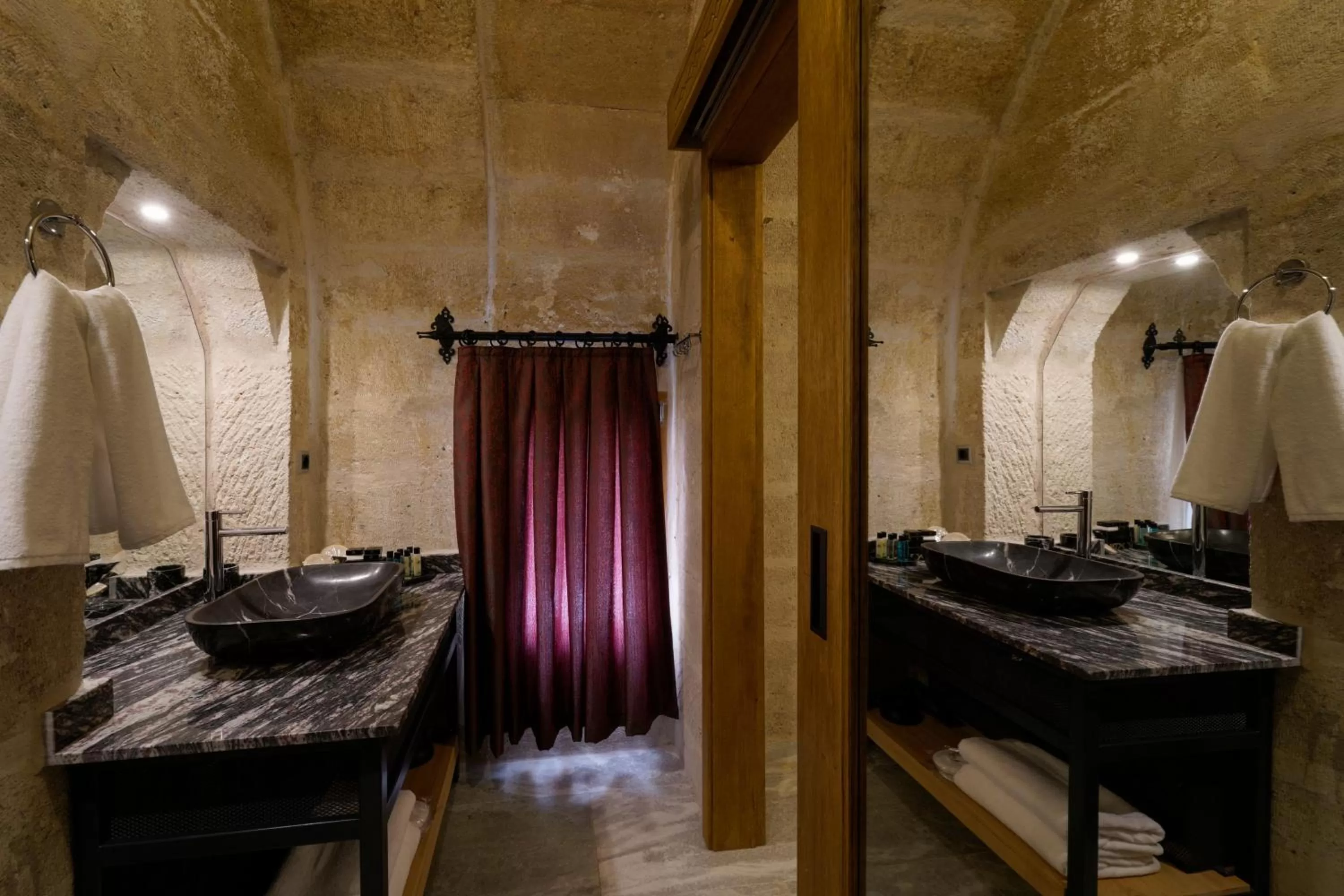 Toilet in The Niche Cave Hotel