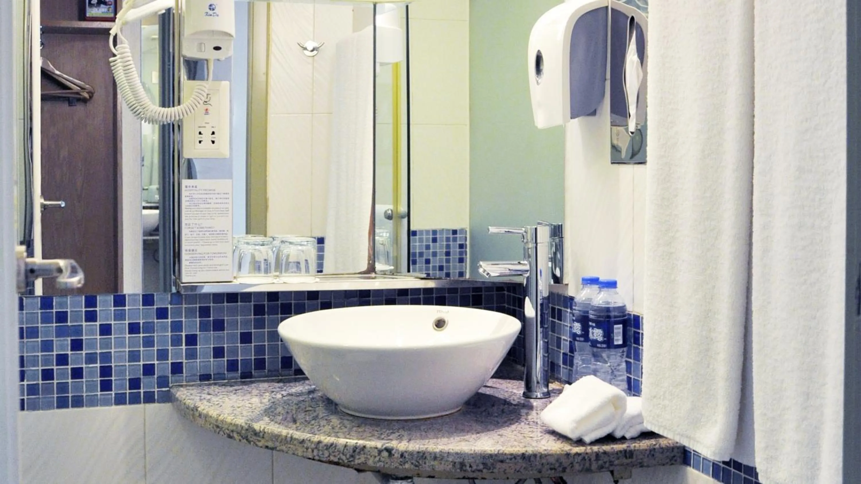 Standard Queen Room - Smoking in Holiday Inn Express Zhengzhou Zhongzhou by IHG