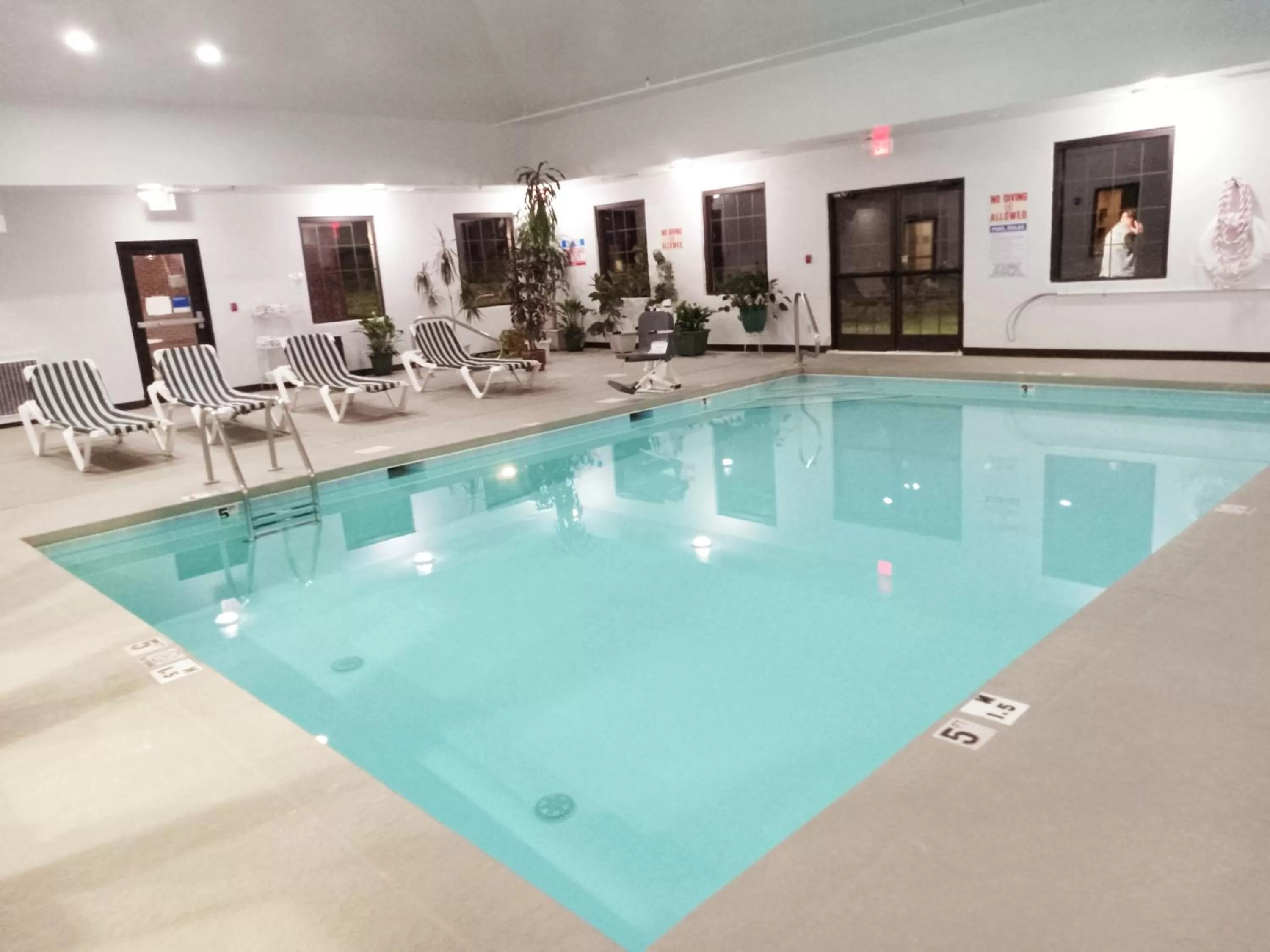 Swimming pool in Comfort Inn near Downtown & Blue Ridge PKWY