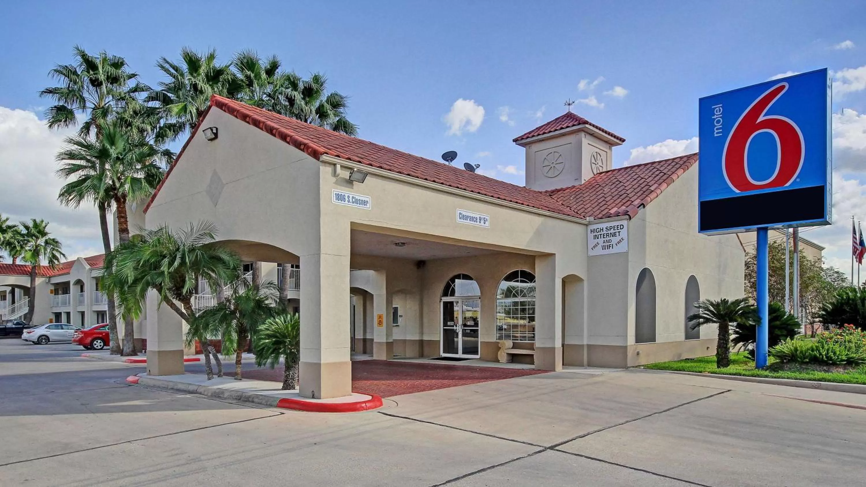 Property building in Motel 6-Edinburg, TX