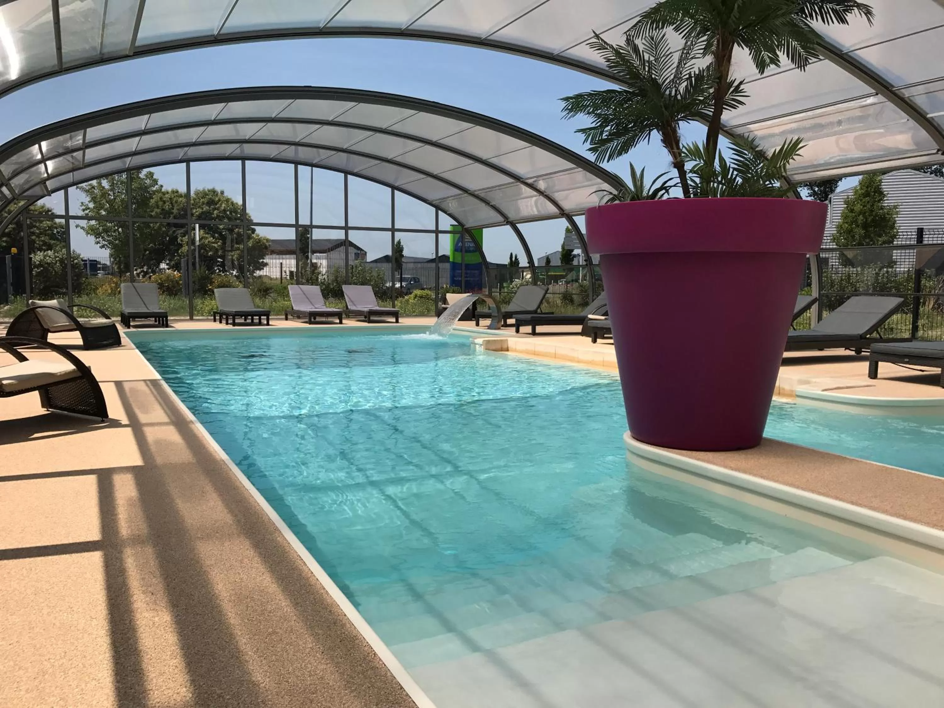 Swimming pool in Kyriad Dol-de-Bretagne