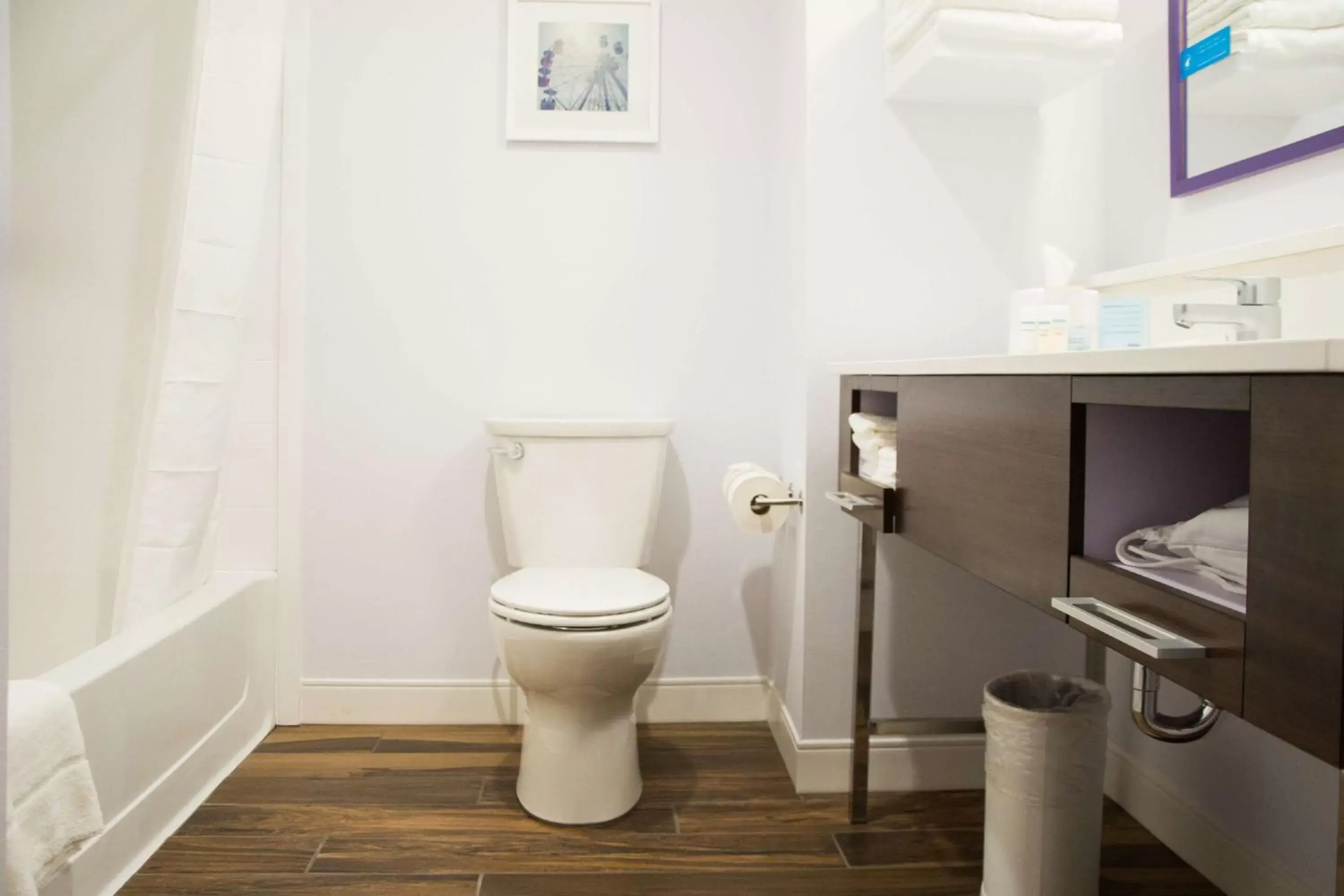 King Room with Bath Tub - Mobility/Hearing Accessible - Non-Smoking in Hampton Inn & Suites Warrington Horsham King Room with Bath Tub - Mobility/Hearing Accessible - Non-Smoking in Hampton Inn & Suites Warrington Horsham