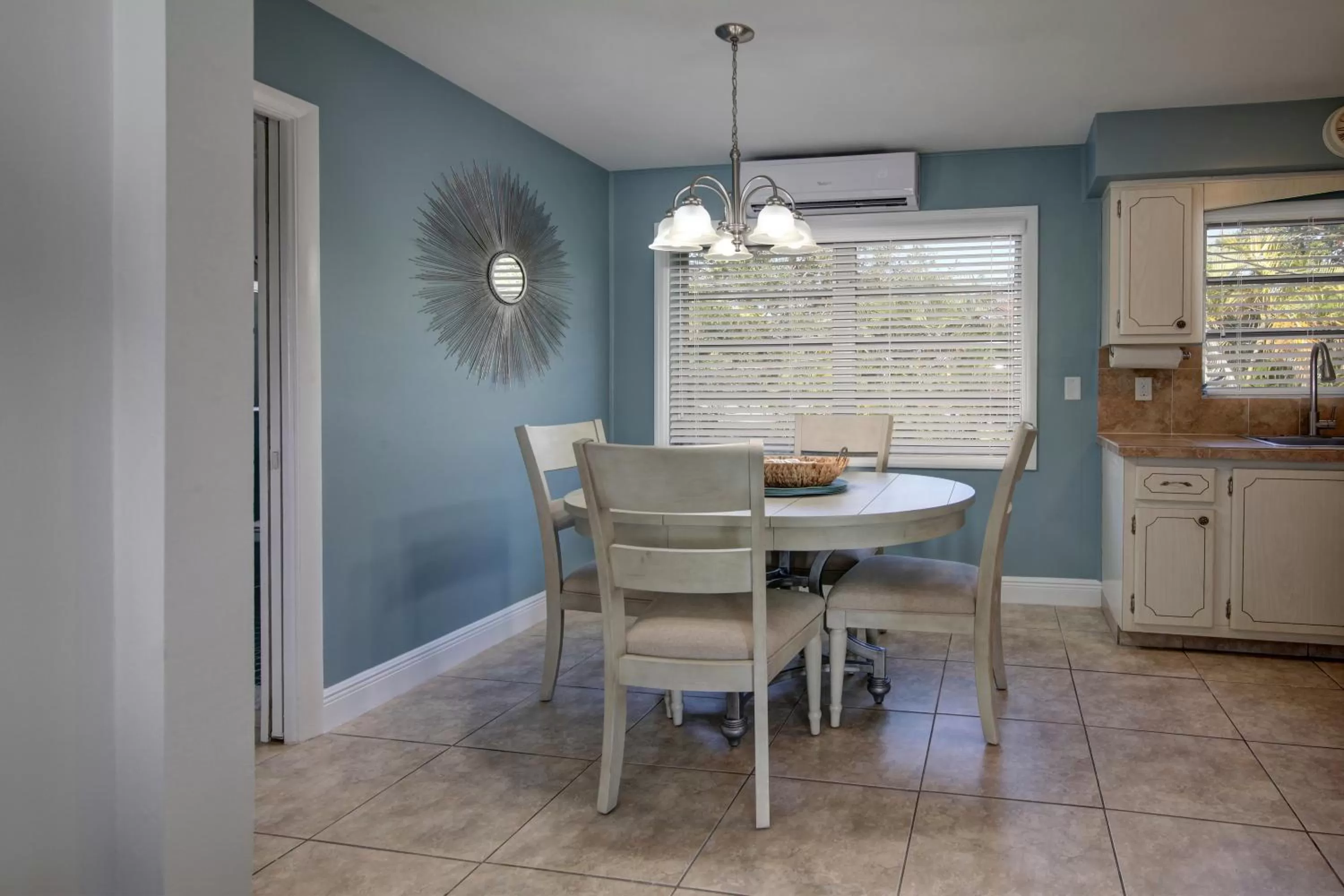 Dining area in May-Dee Suites in Florida