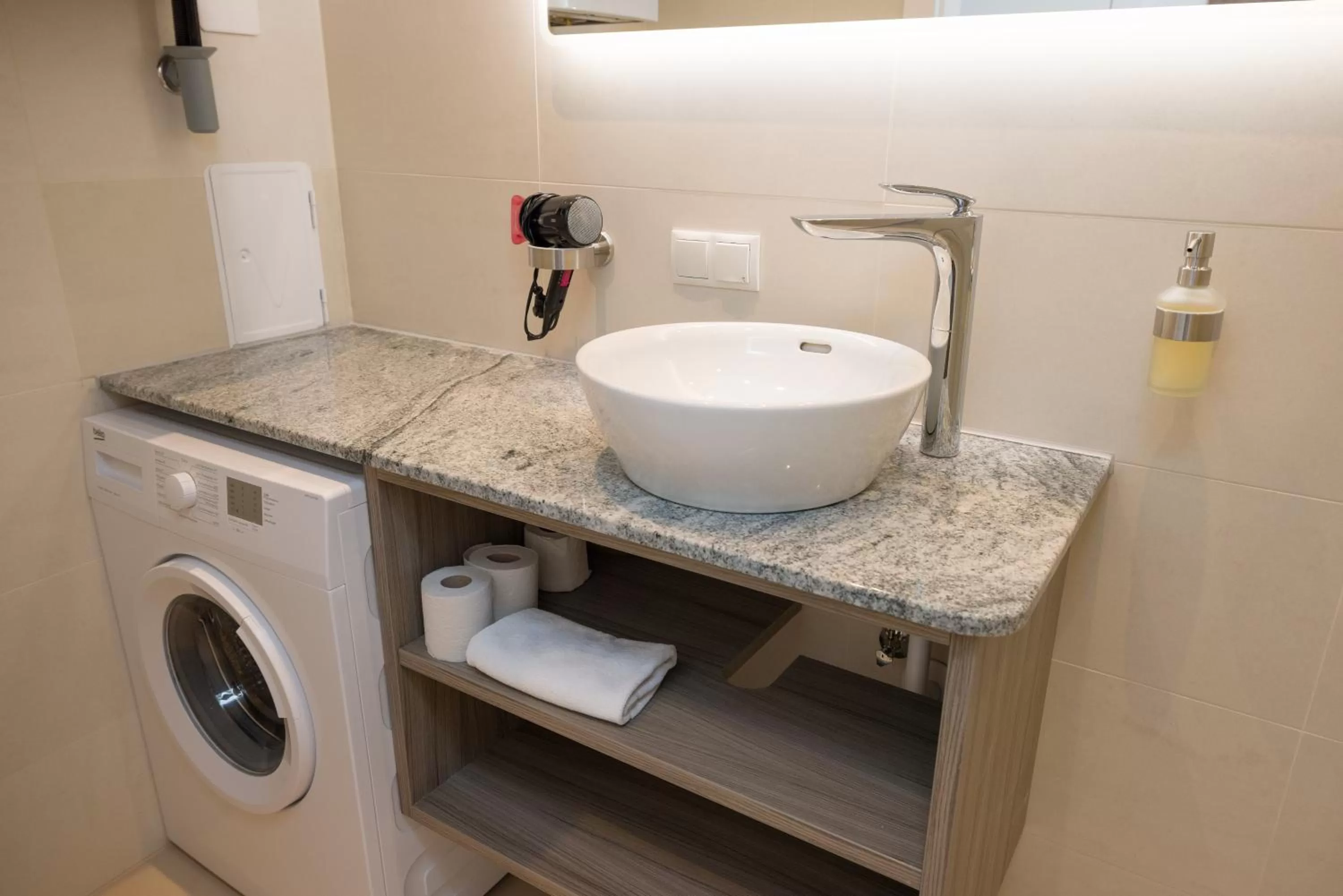washing machine in Vienna Stay Apartments or Rooms 1050