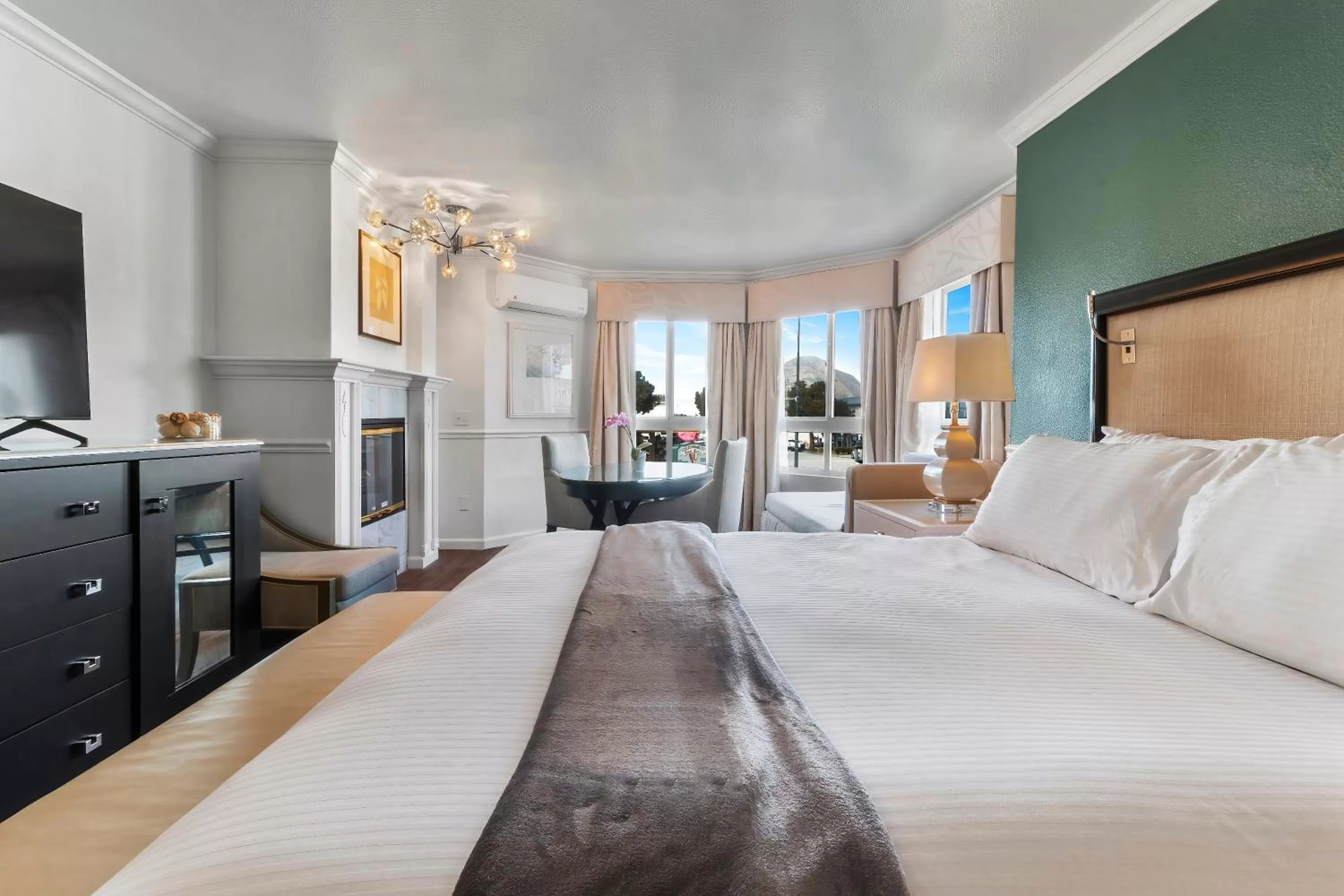 Photo of the whole room, Bed in Ascot Suites Morro Bay