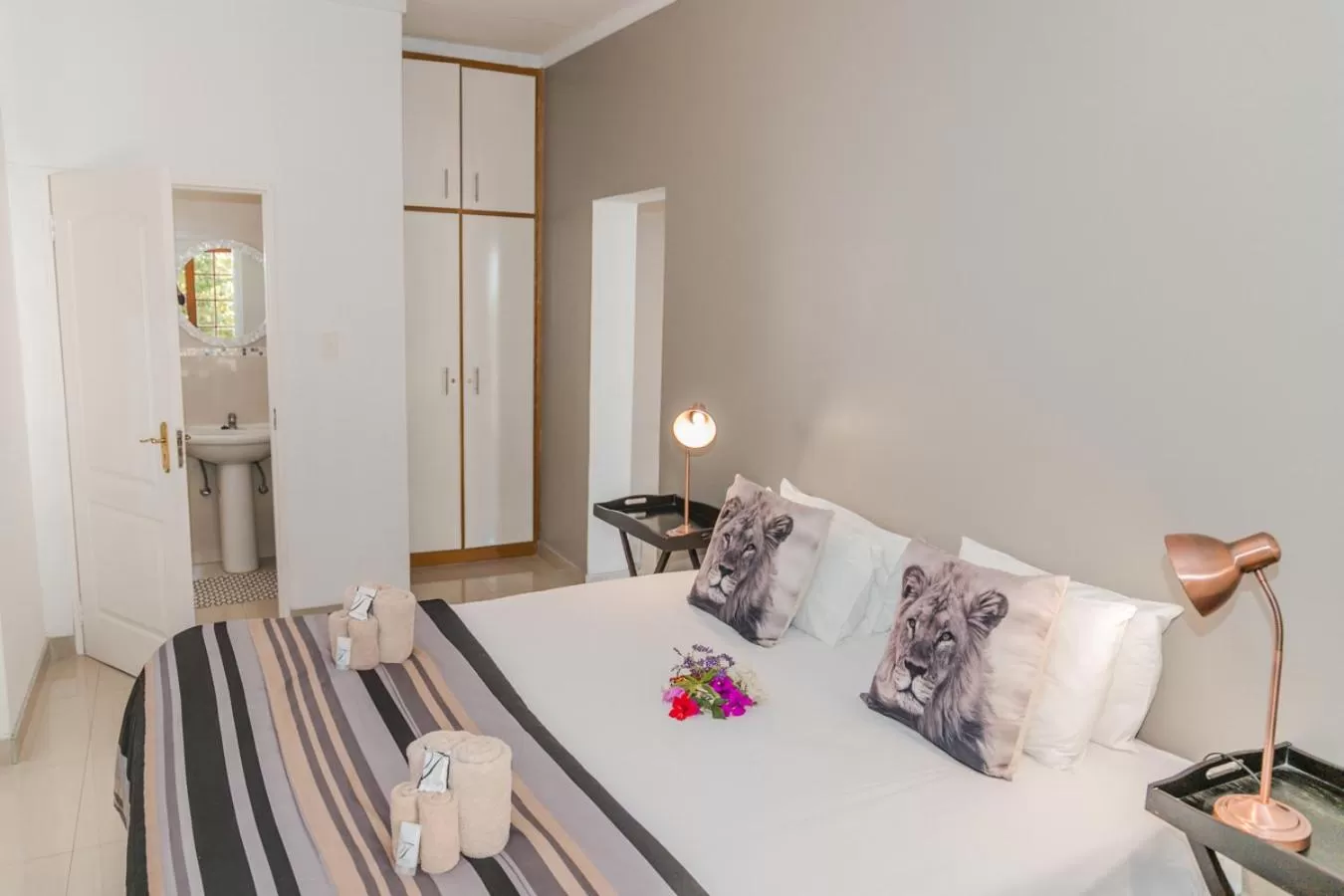 Bed in Out of Africa Town Lodge