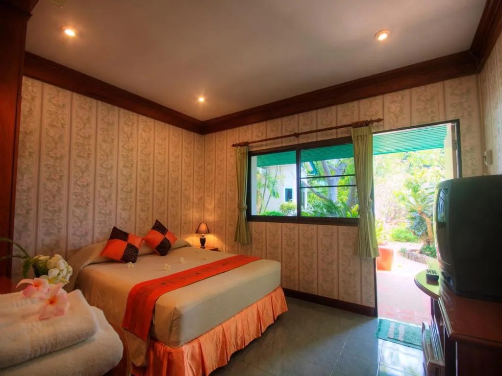 Photo of the whole room, Bed in Samroiyod Holiday Resort
