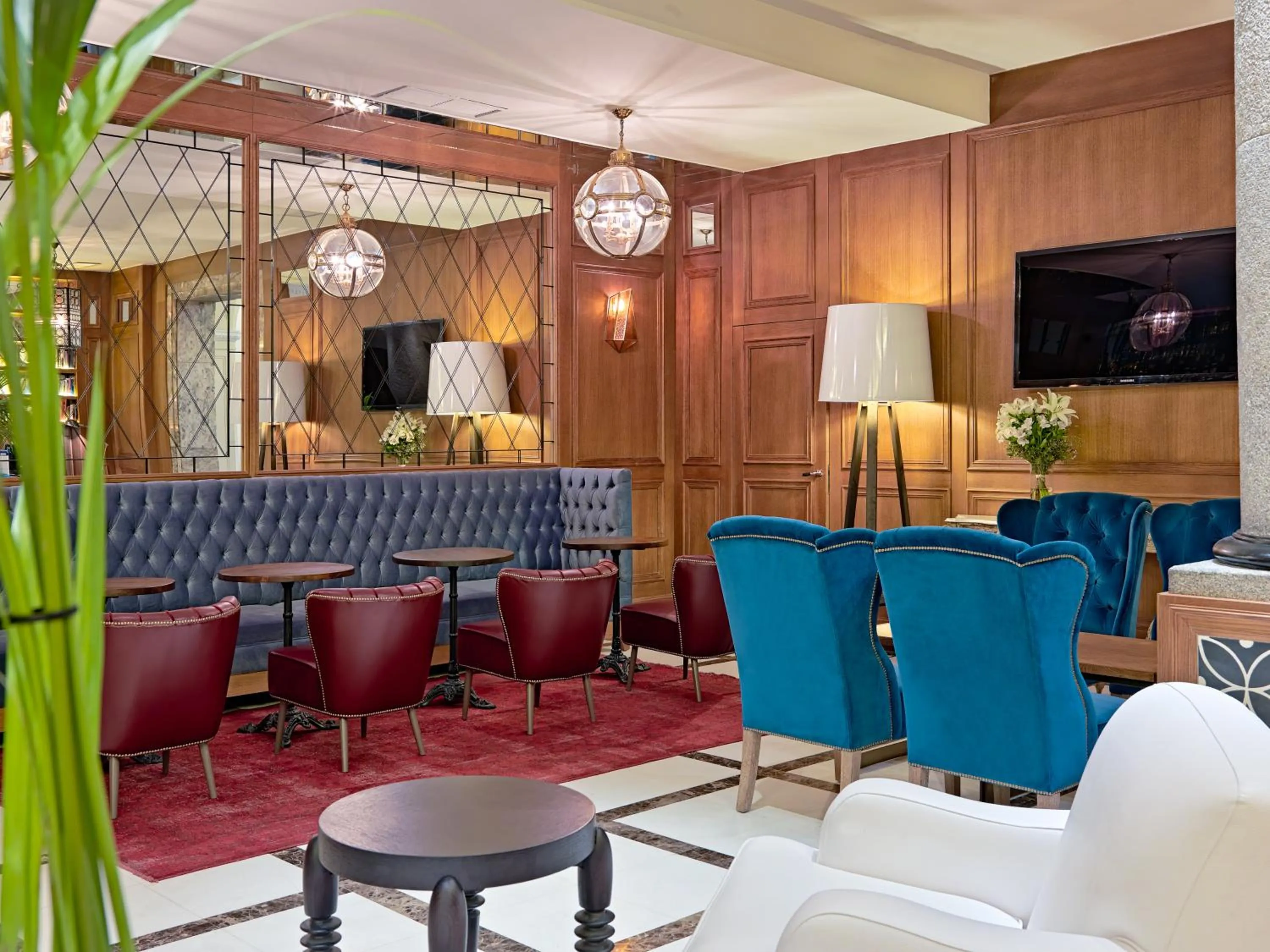 Communal lounge/ TV room in Boutique Hotel H10 Villa de la Reina