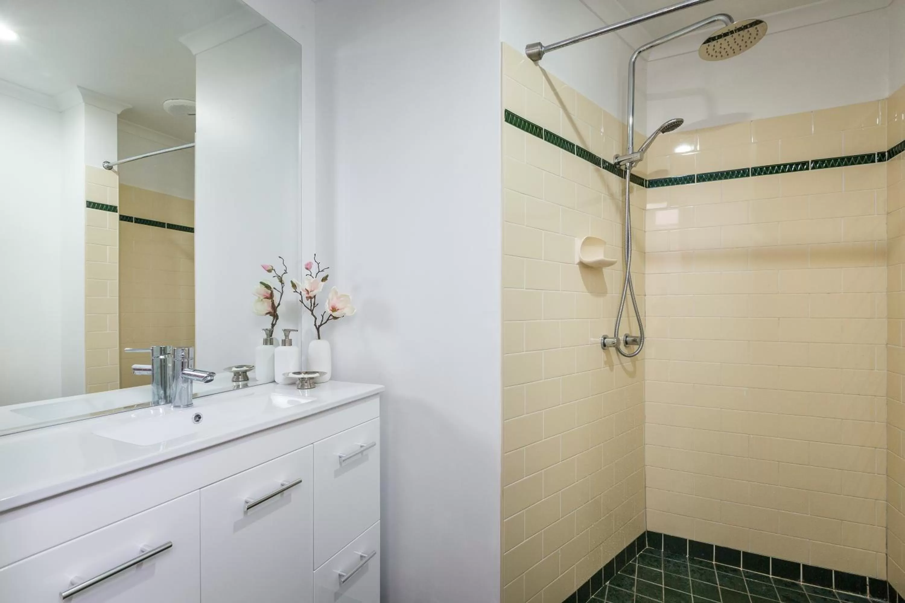 Bathroom in Cumquat House