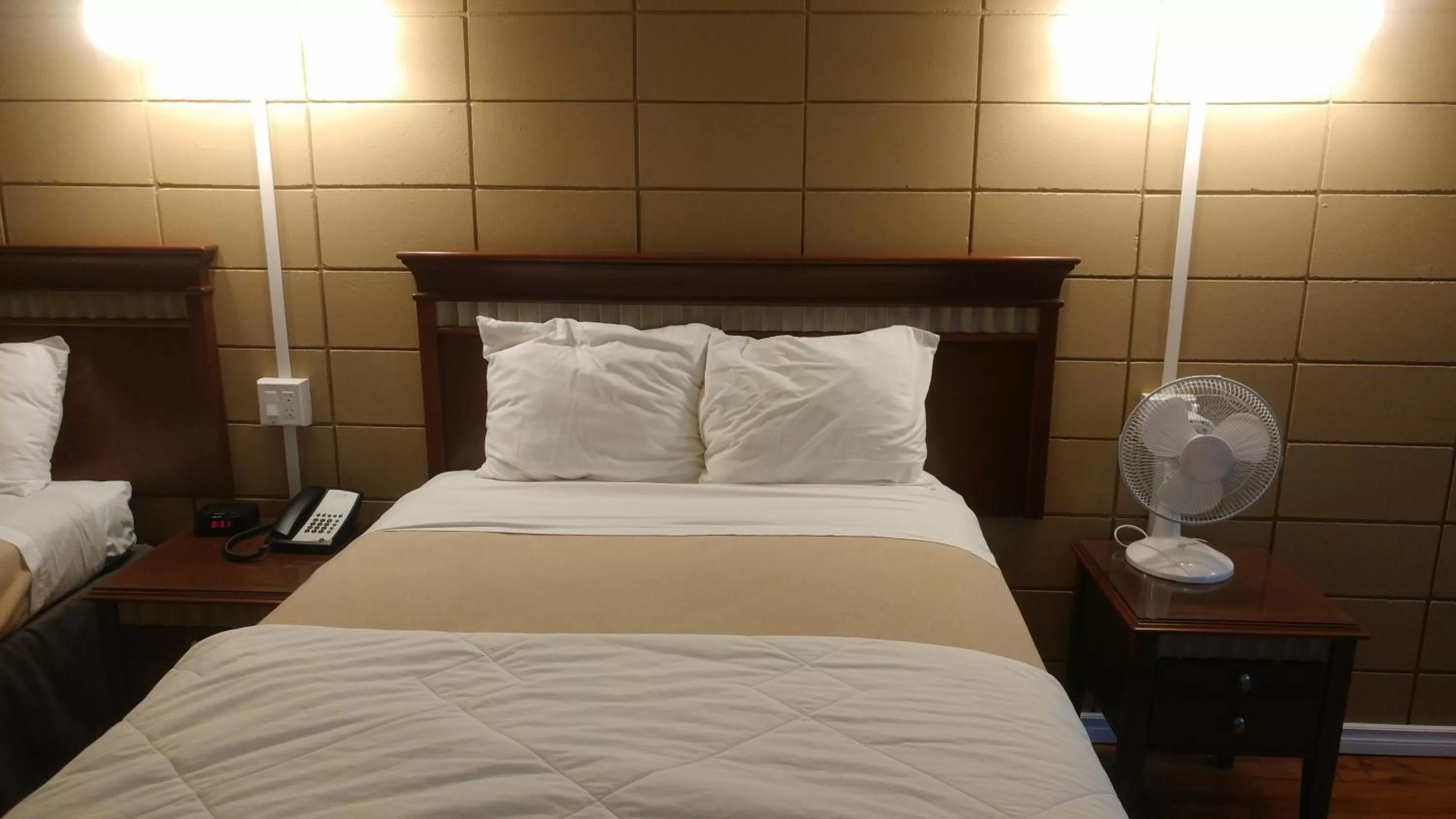 Bedroom, Bed in Big Rock Motel