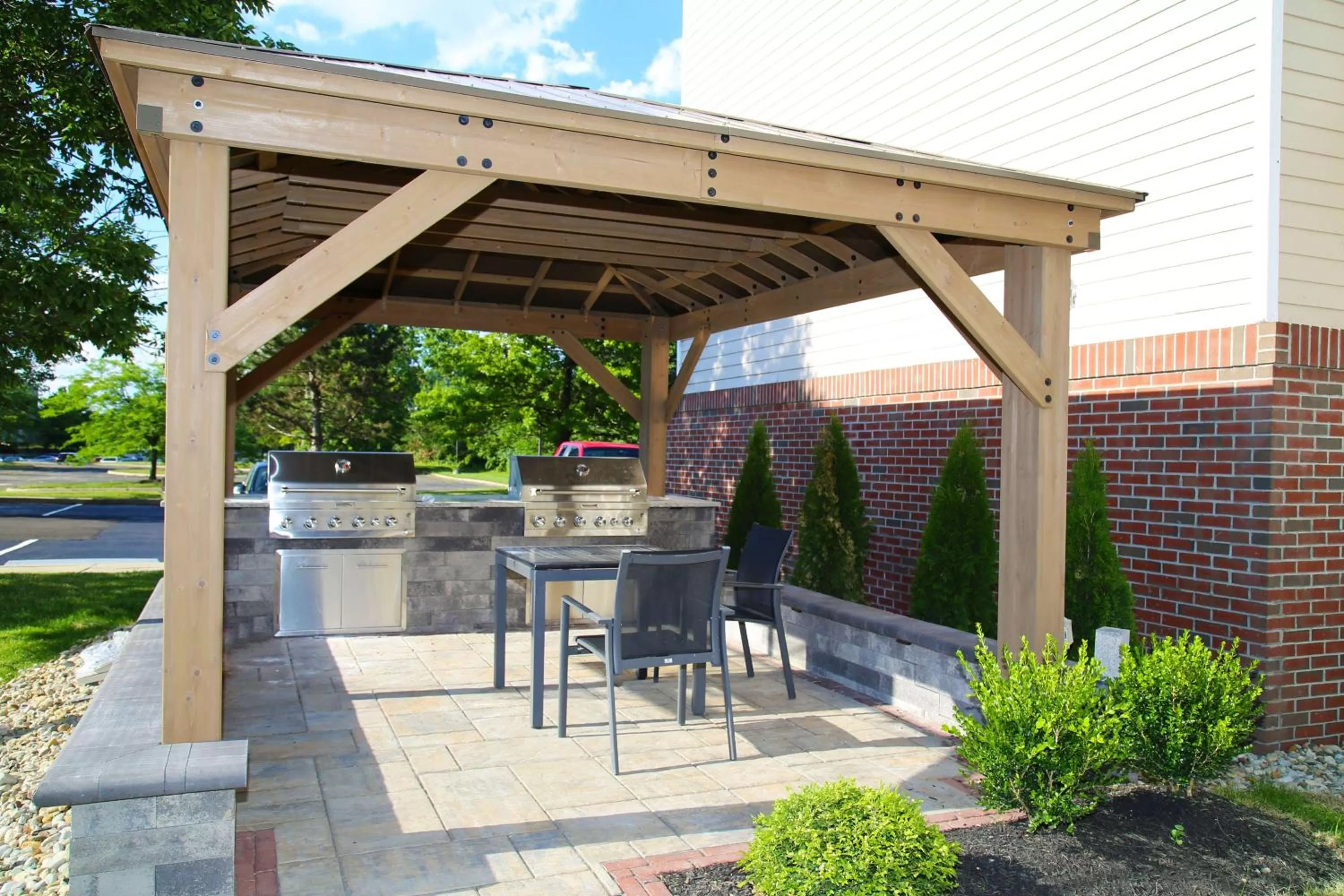 Patio, BBQ Facilities in Surface Inn Worthington