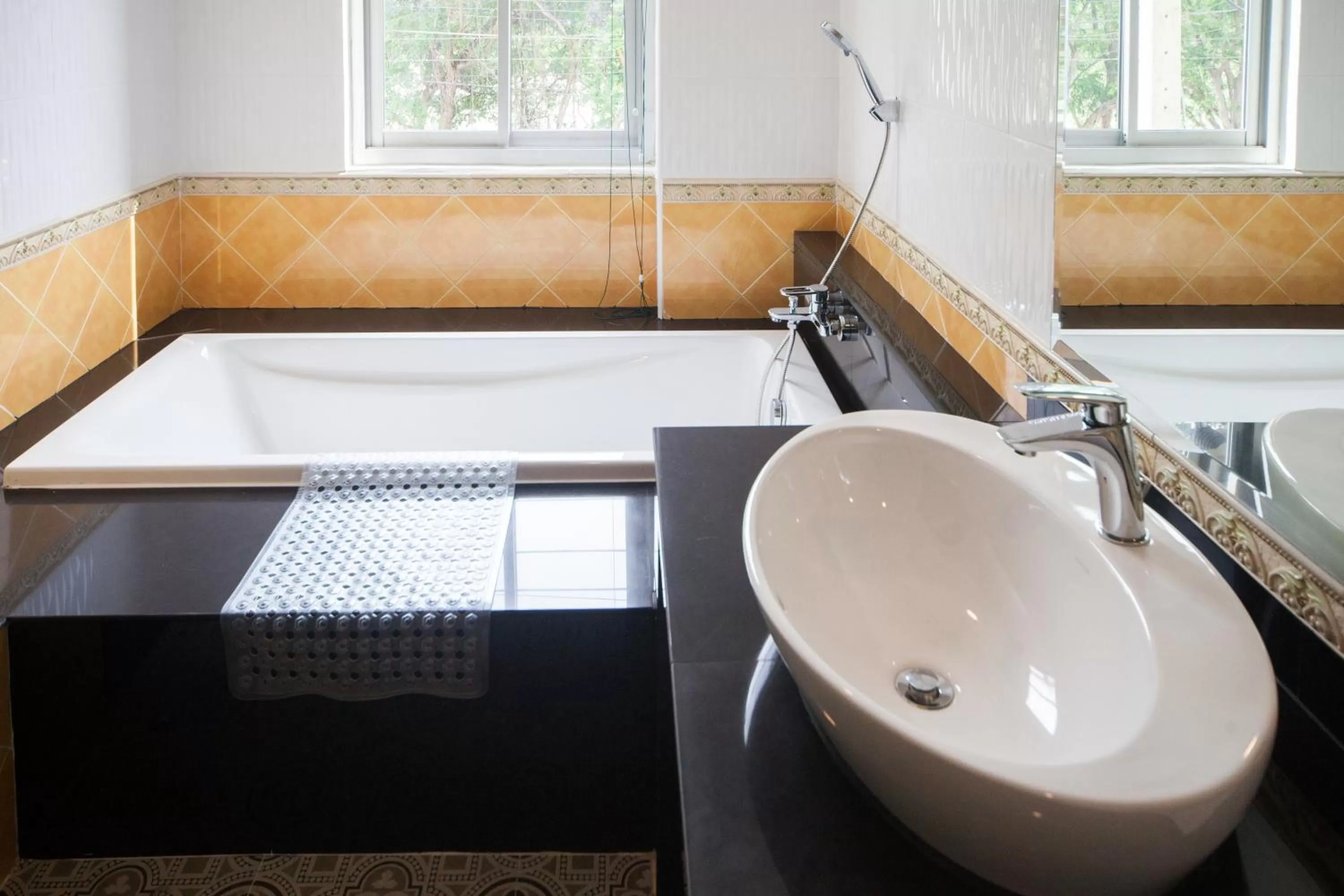 Bathroom in Anchan Laguna Hotel โรงแรมอัญชันลากูน่า