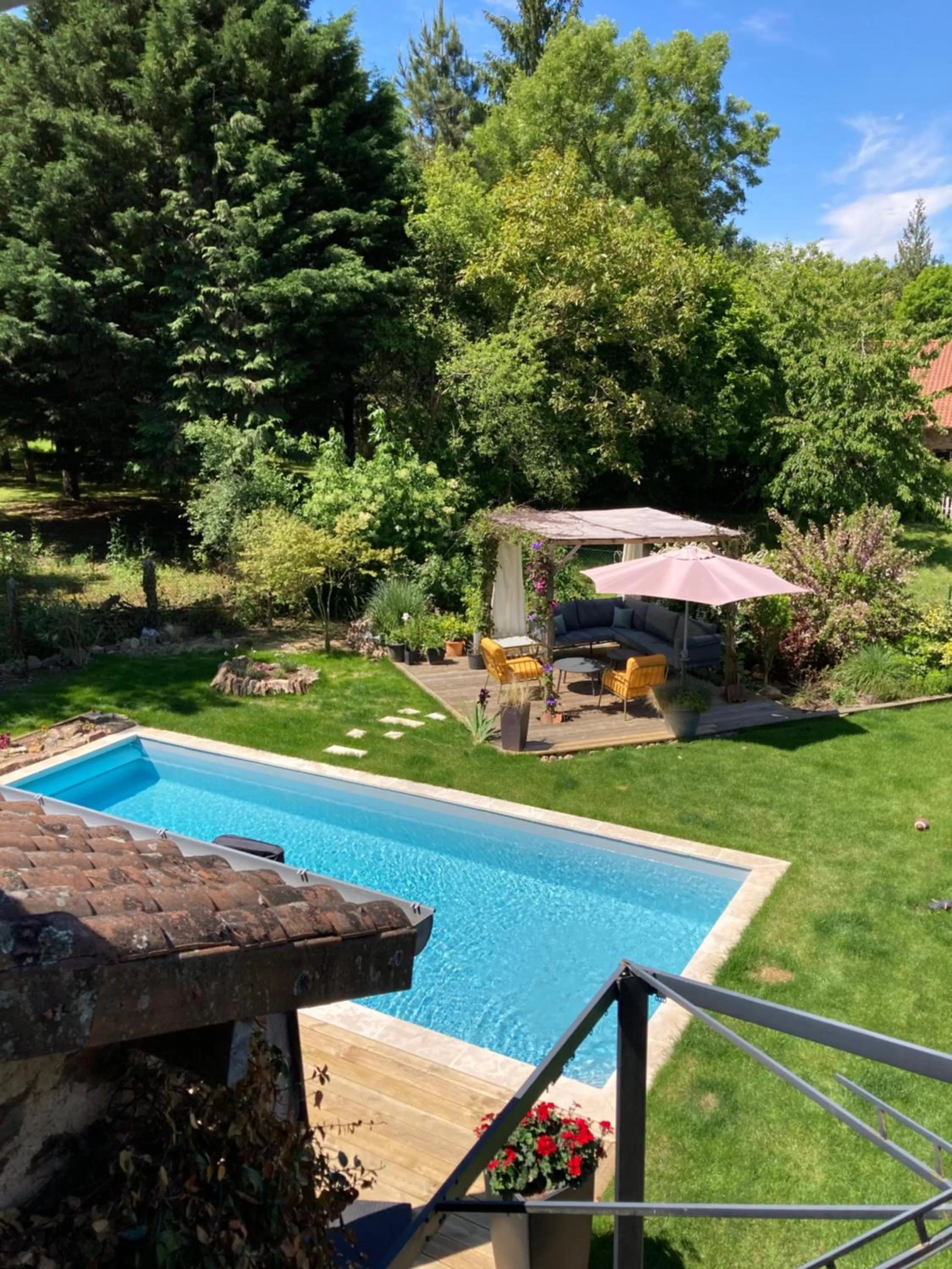 Pool View in Les Chambres Lauryvan