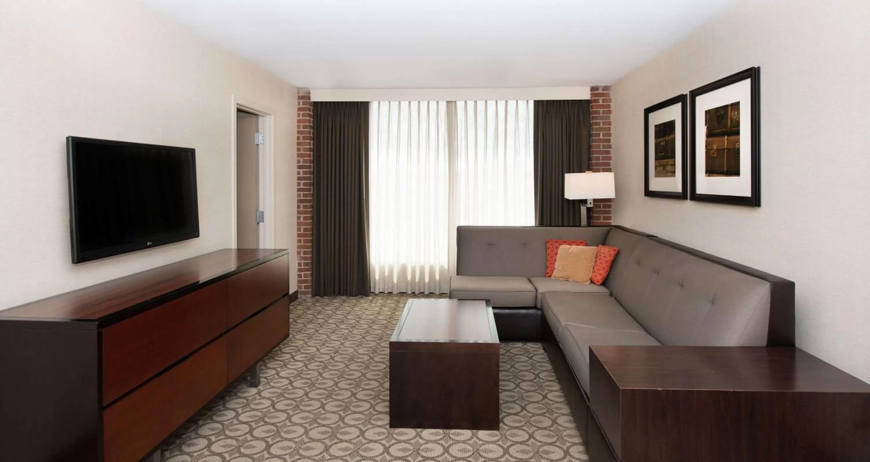 Living room in DoubleTree Hotel & Suites Charleston Airport