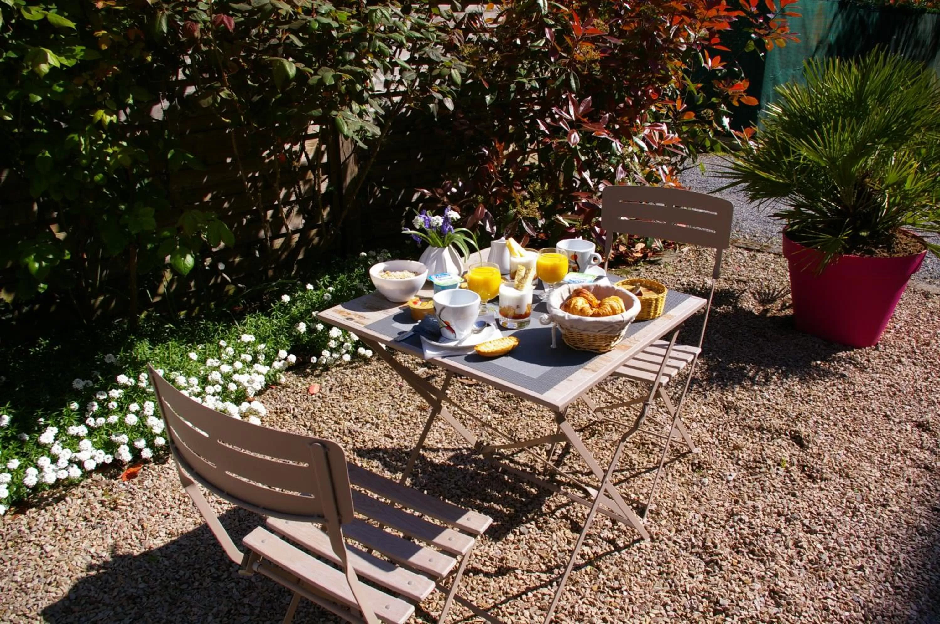 Property building in Hôtel de Bretagne - anciennement Queen Serenity Hotel