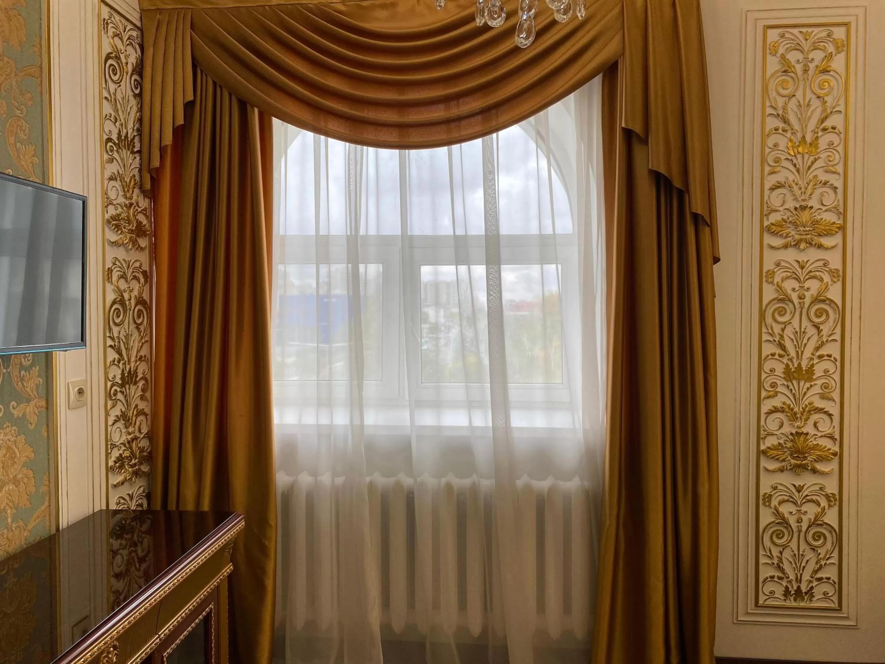 Communal lounge/ TV room in Lion Hotel