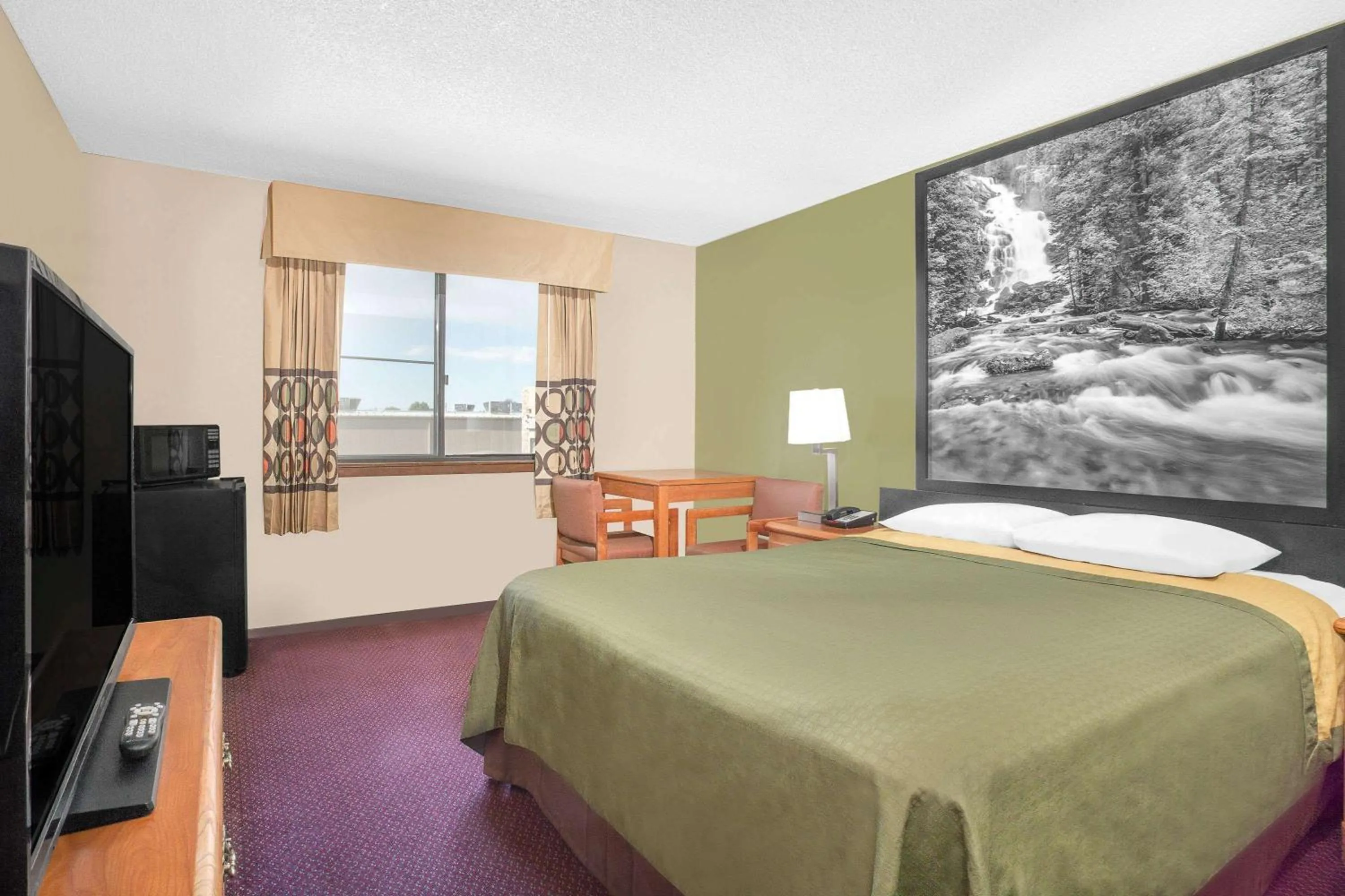 Photo of the whole room, Bed in Super 8 by Wyndham Riverton