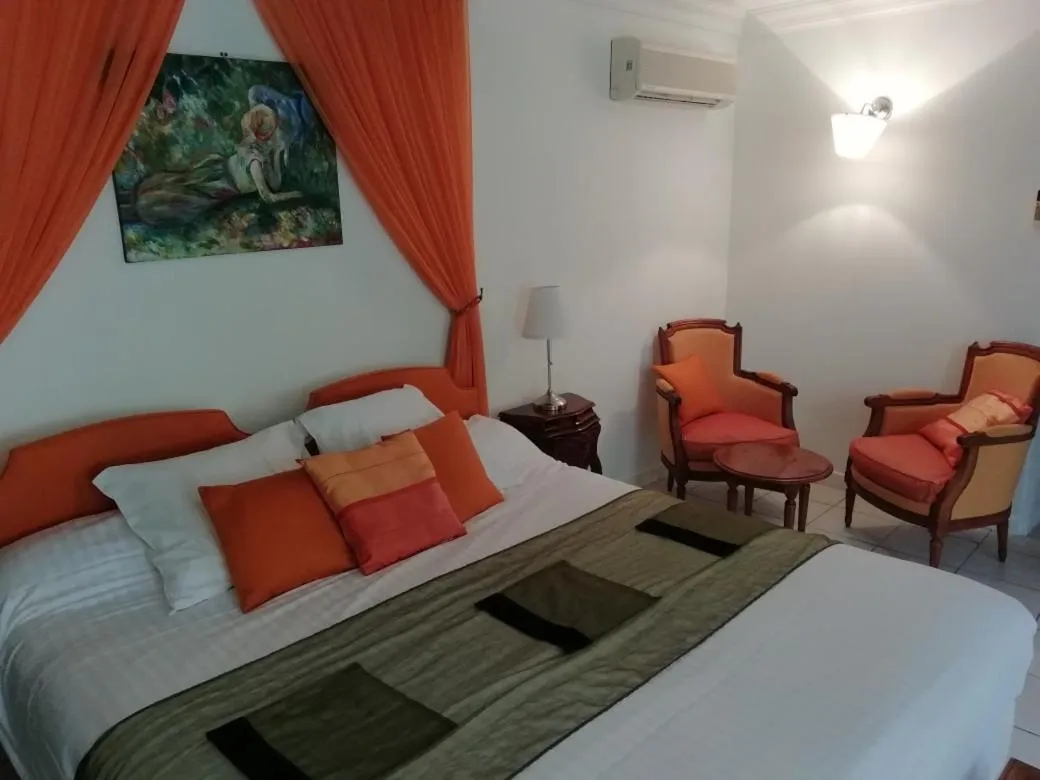 Bed in HOTEL LA COGNETTE A 25 Kilomètres de Châteauroux et 30 Kilomètres de Bourges