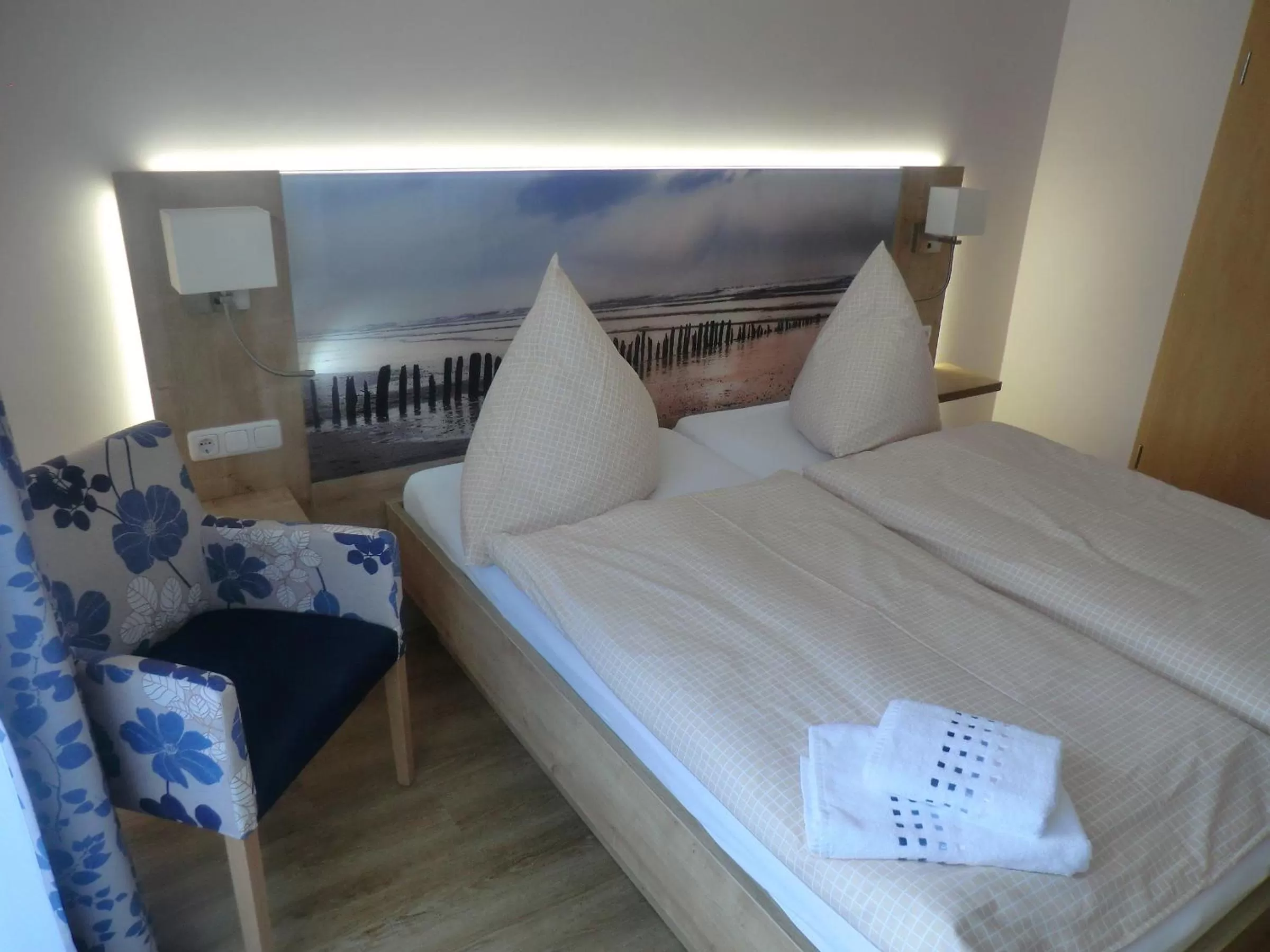 Photo of the whole room, Bed in Hotel Pension Am Hafen