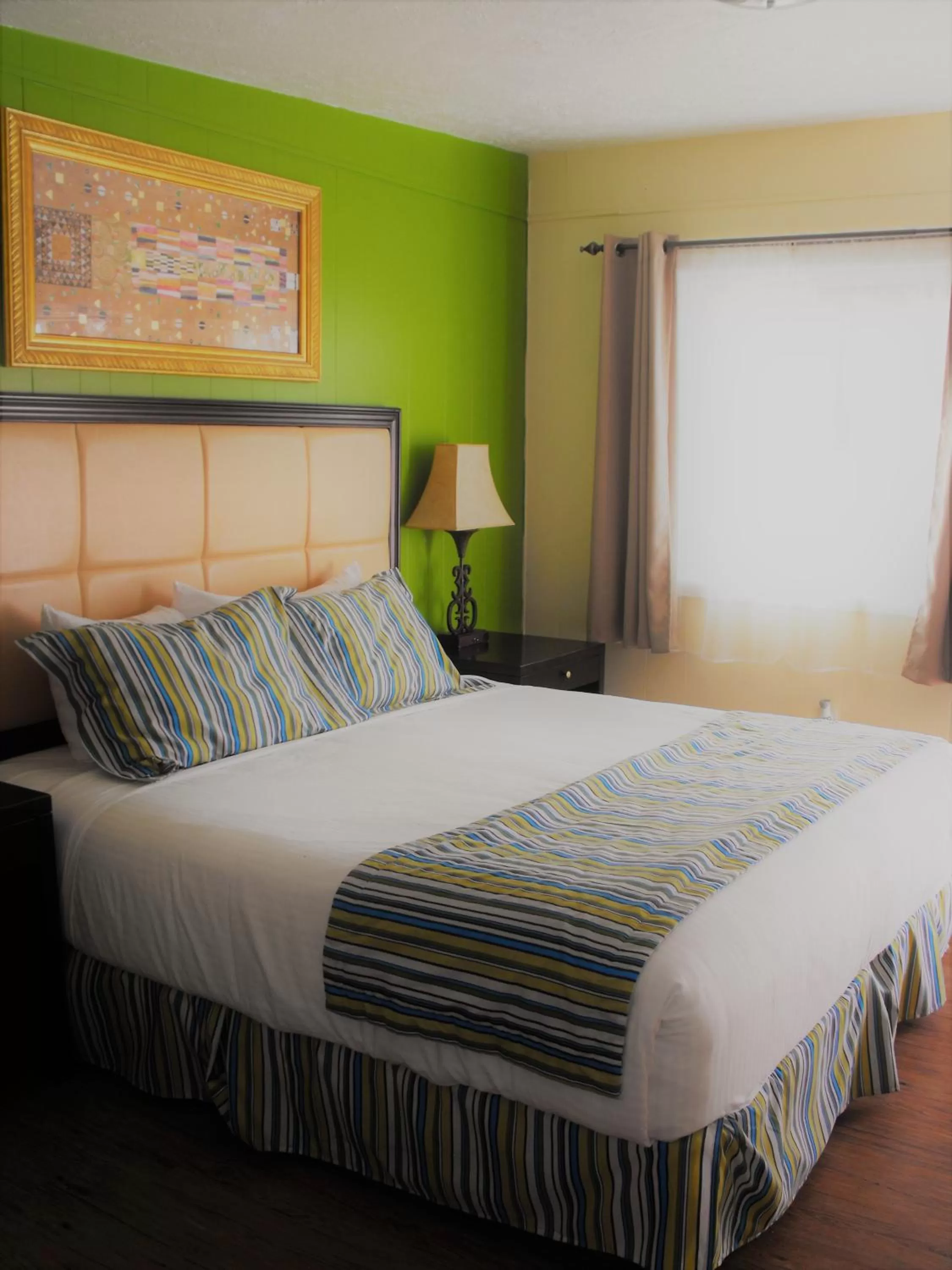 Bed in Eagle Crater Lake Inn