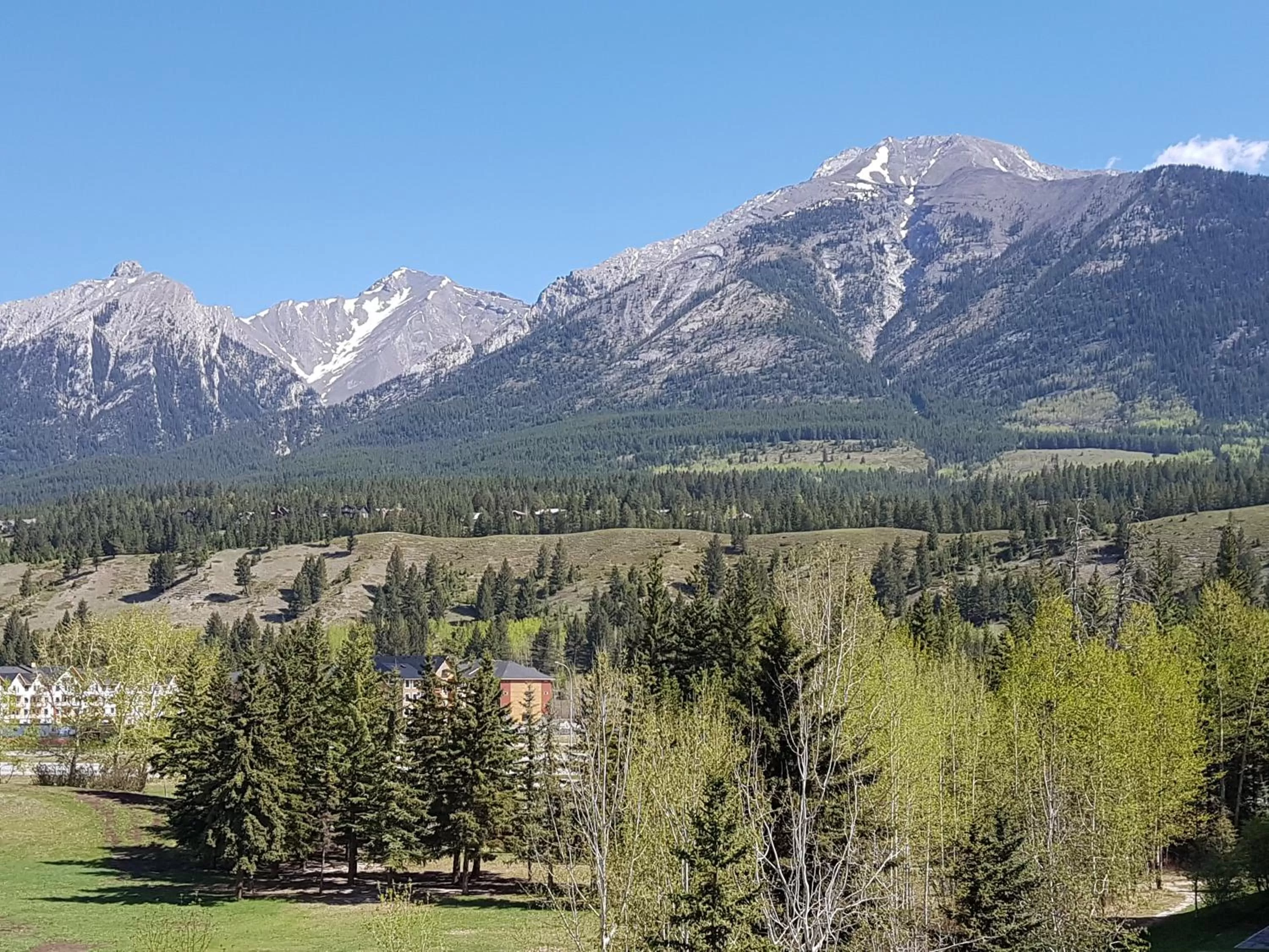 Mountain view in Sunset Resorts Canmore and Spa