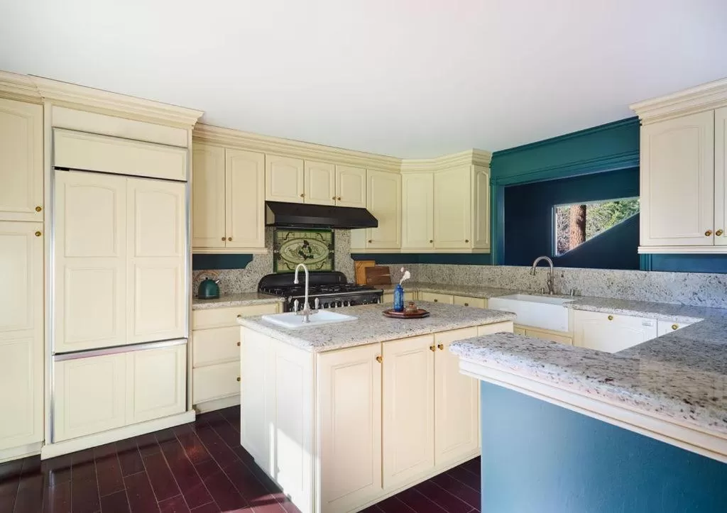 kitchen in Black Bear Lodge