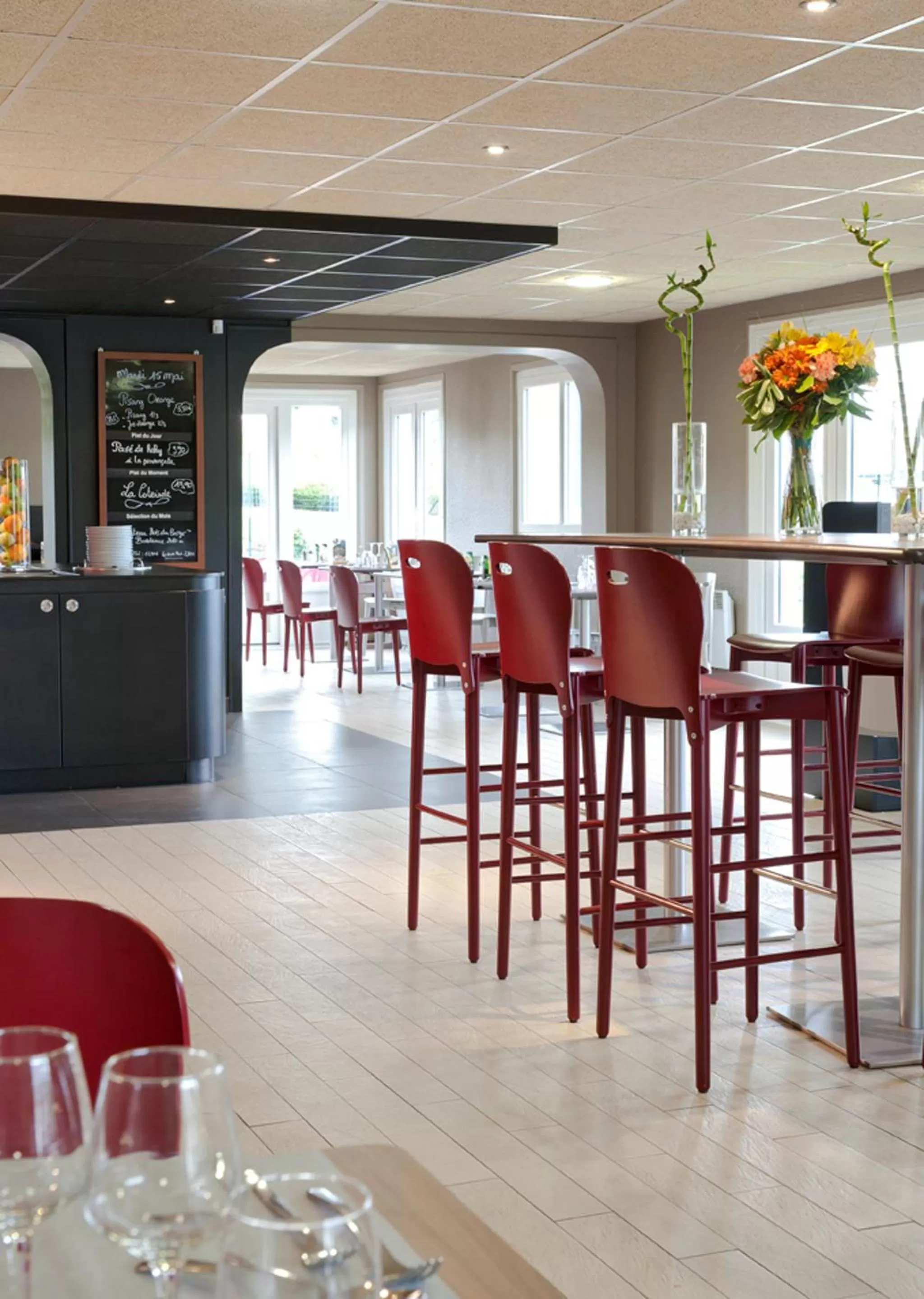 Lounge or bar in Campanile Arras - Saint-Nicolas