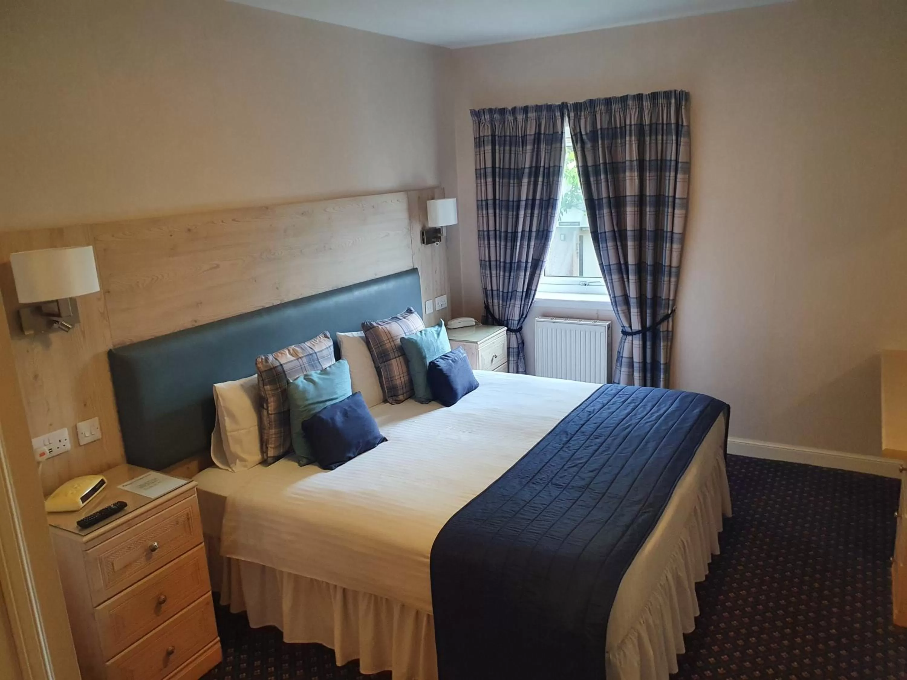 Bedroom, Bed in Sunninghill Hotel