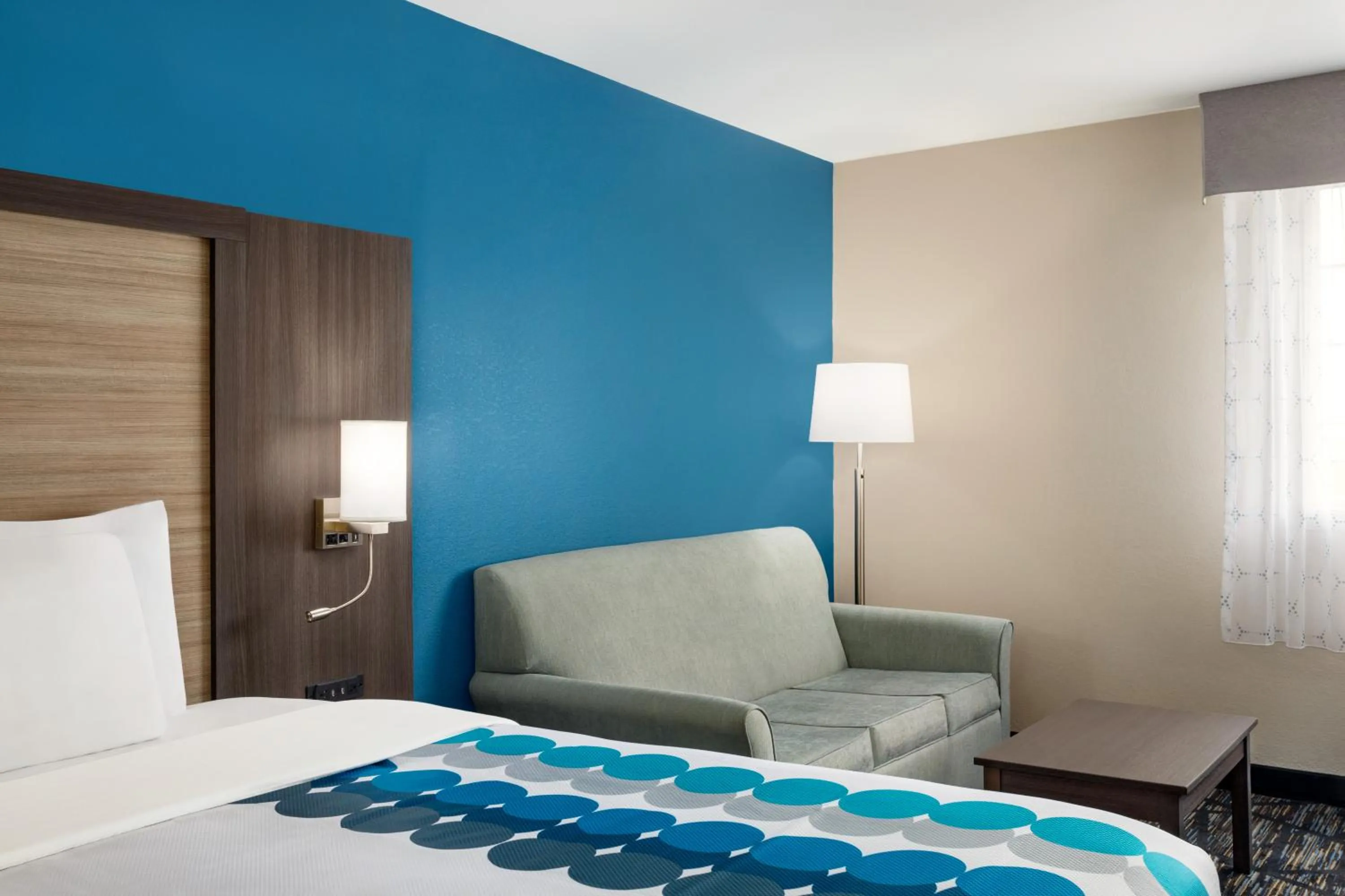 Living room, Bed in Baymont by Wyndham Blackwell I-35