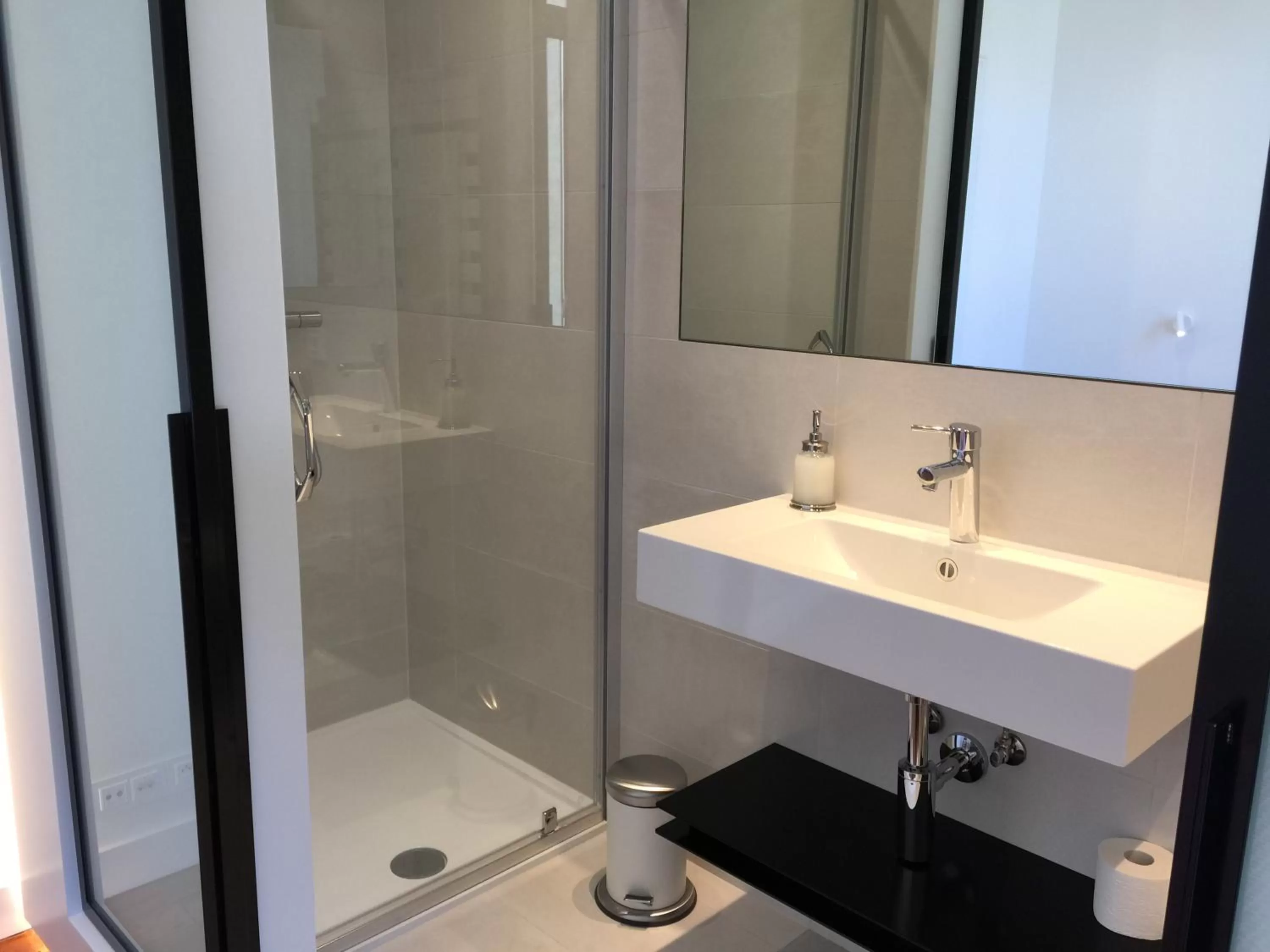 Shower in Albert Molière