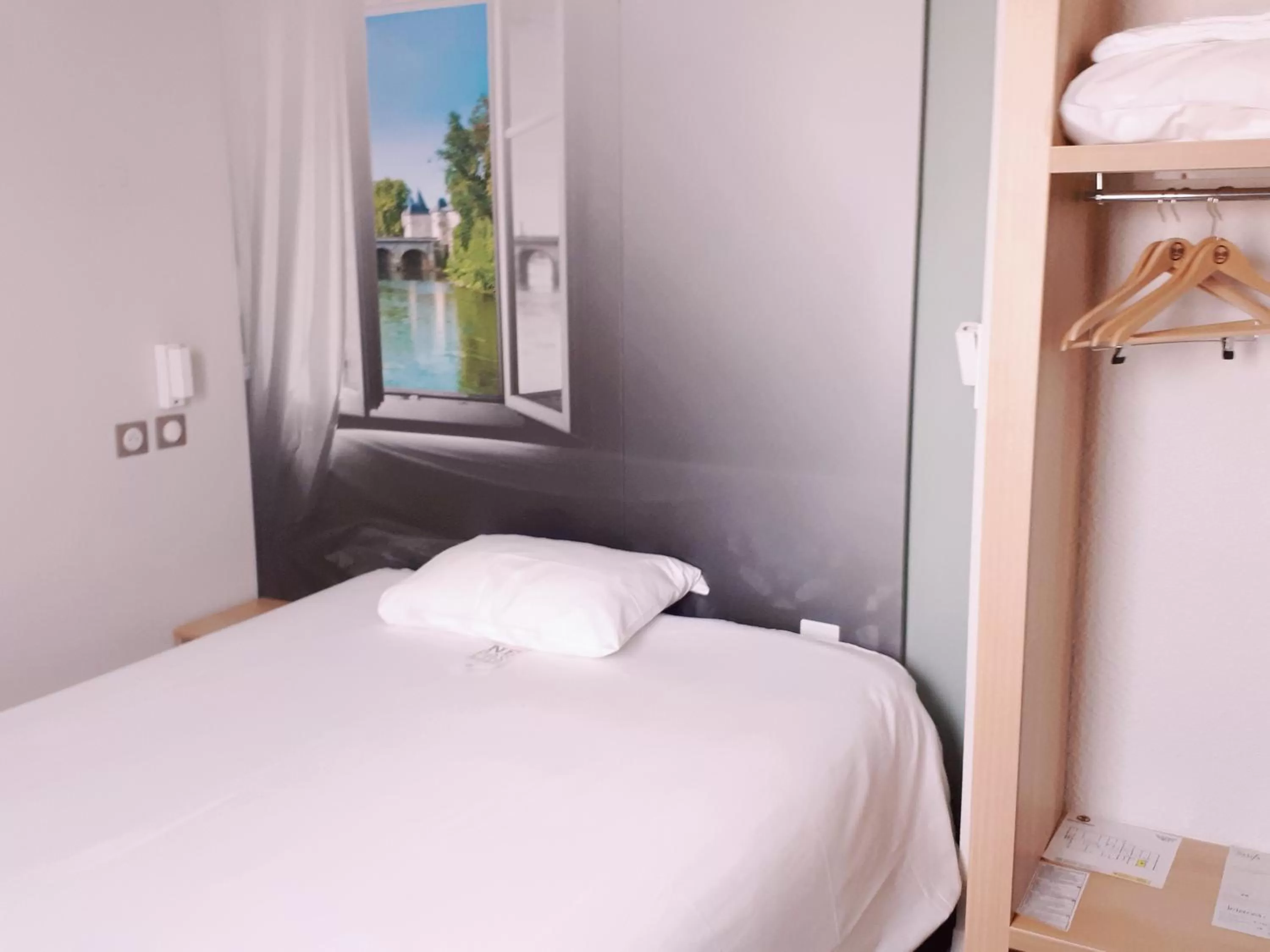 Photo of the whole room, Bed in B&B HOTEL Chatellerault