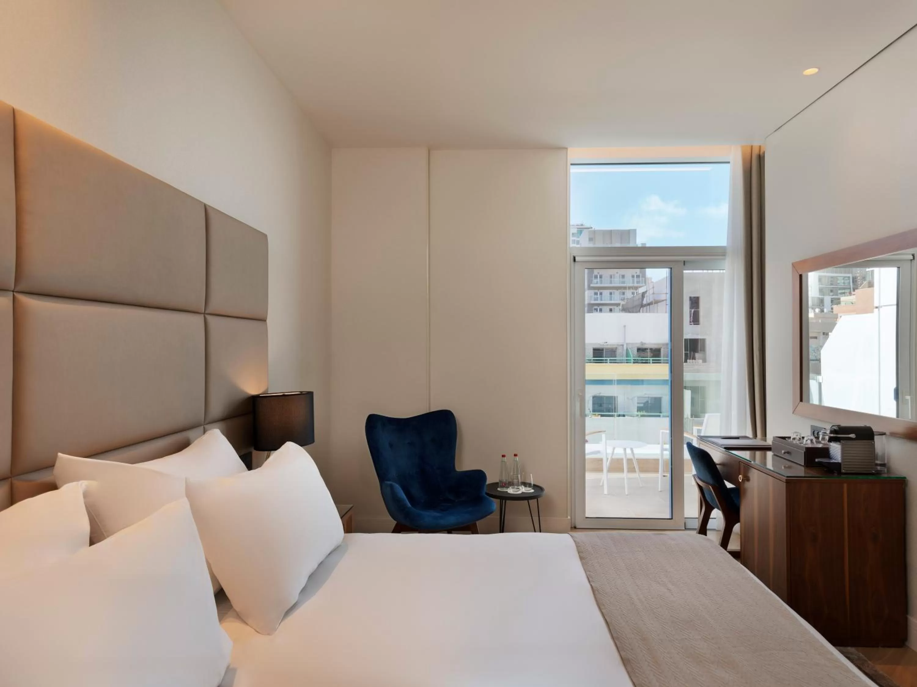 City view, Bed in Herbert Samuel Opera Tel Aviv