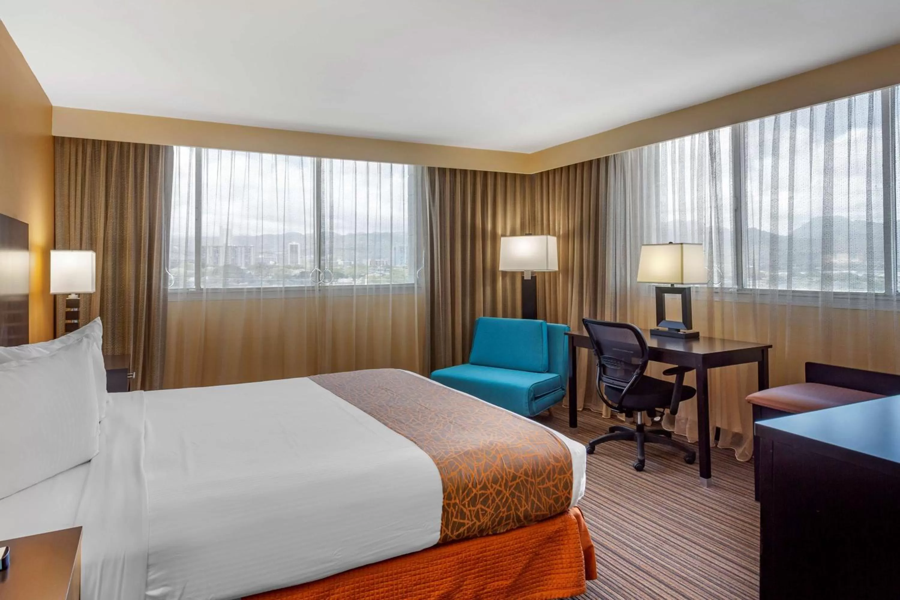 Bedroom, Bed in Best Western The Plaza Hotel Honolulu Airport - Free Breakfast