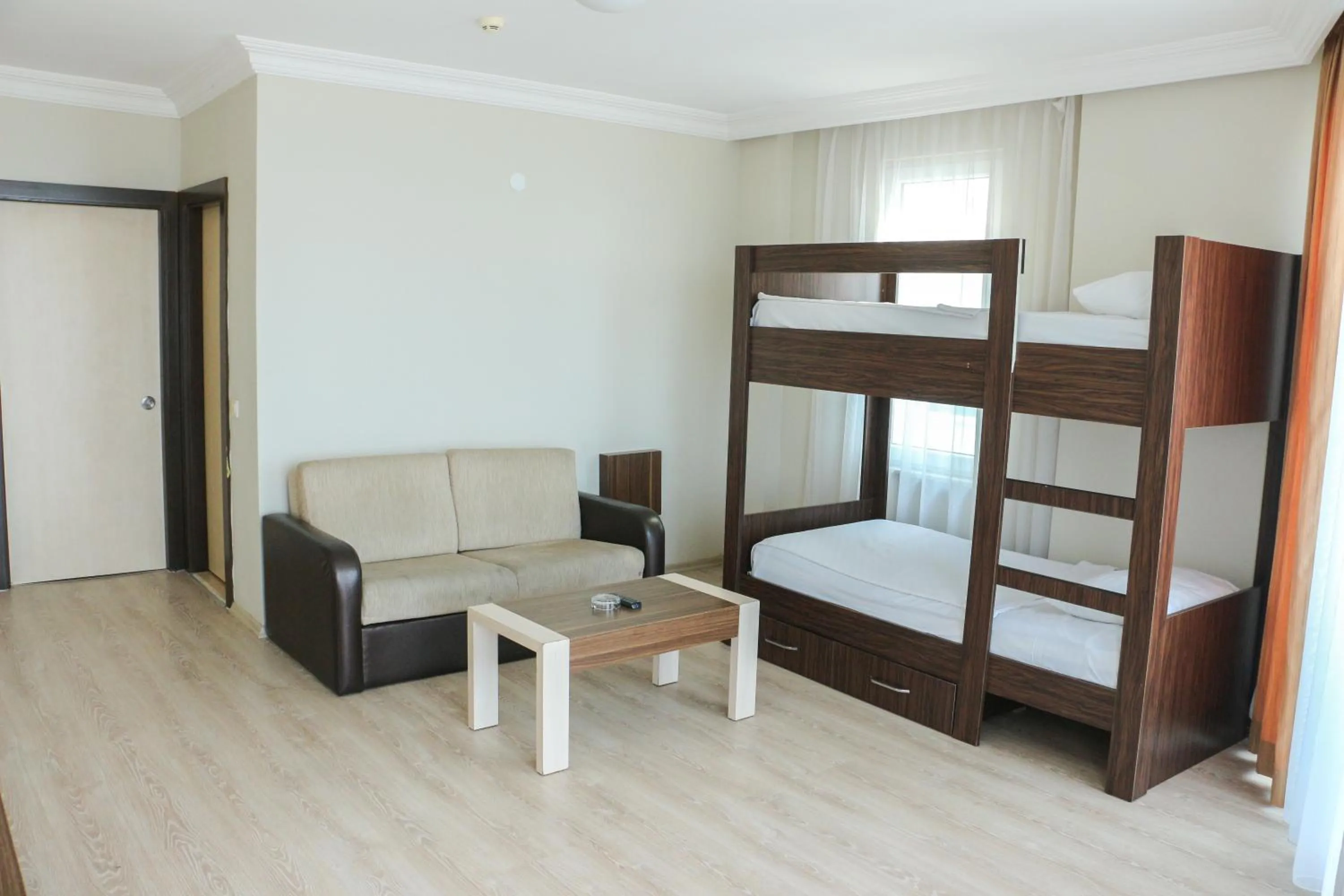 Bed in Hawaii Suite Beach Hotel