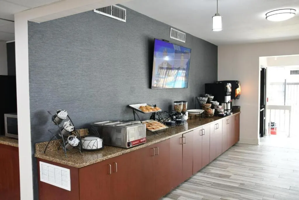 Coffee/tea facilities in Baymont by Wyndham Macon I-75