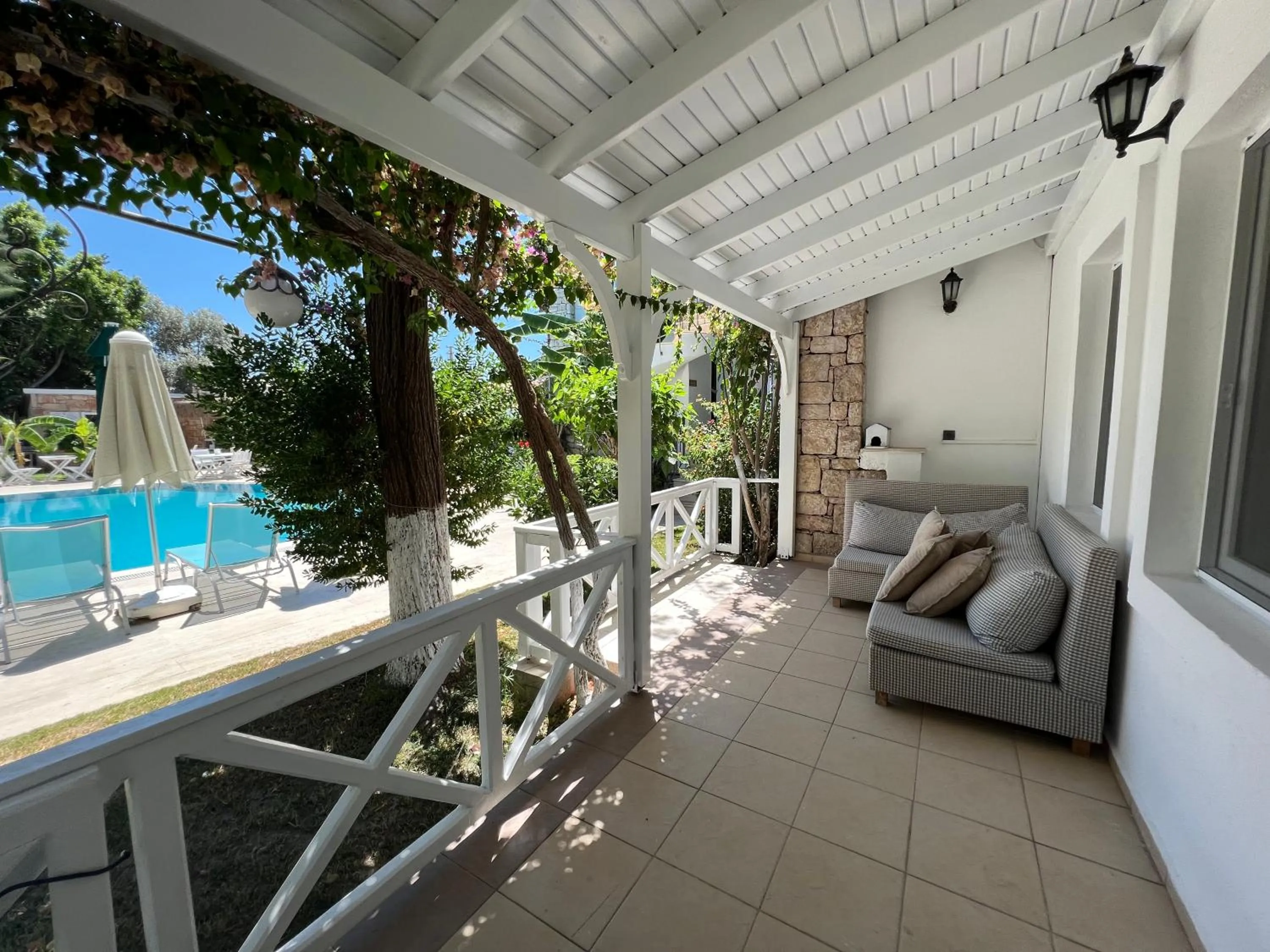 Moonshine Hotel & Suites