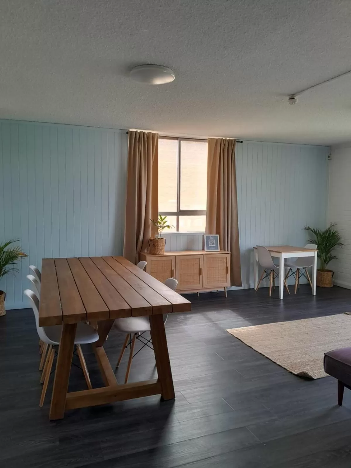 Communal lounge/ TV room in Little Coogee Hotel