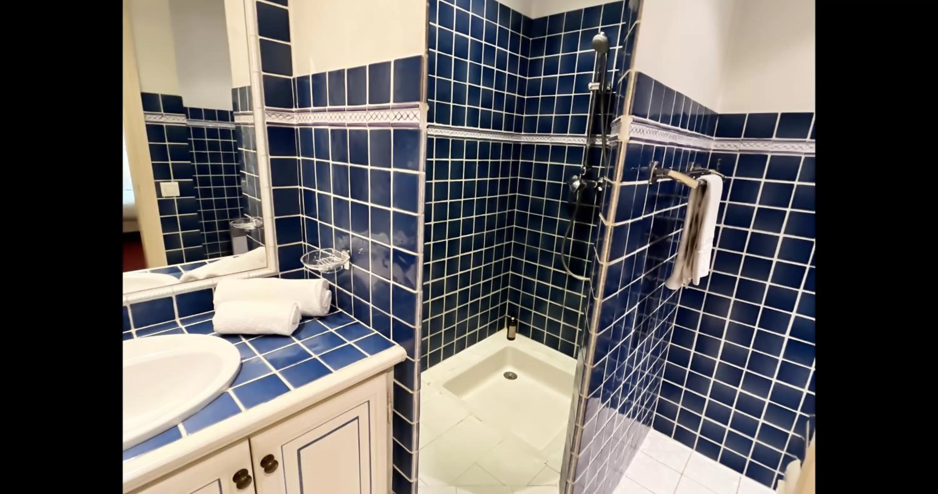 Toilet in Hôtel l'Arena