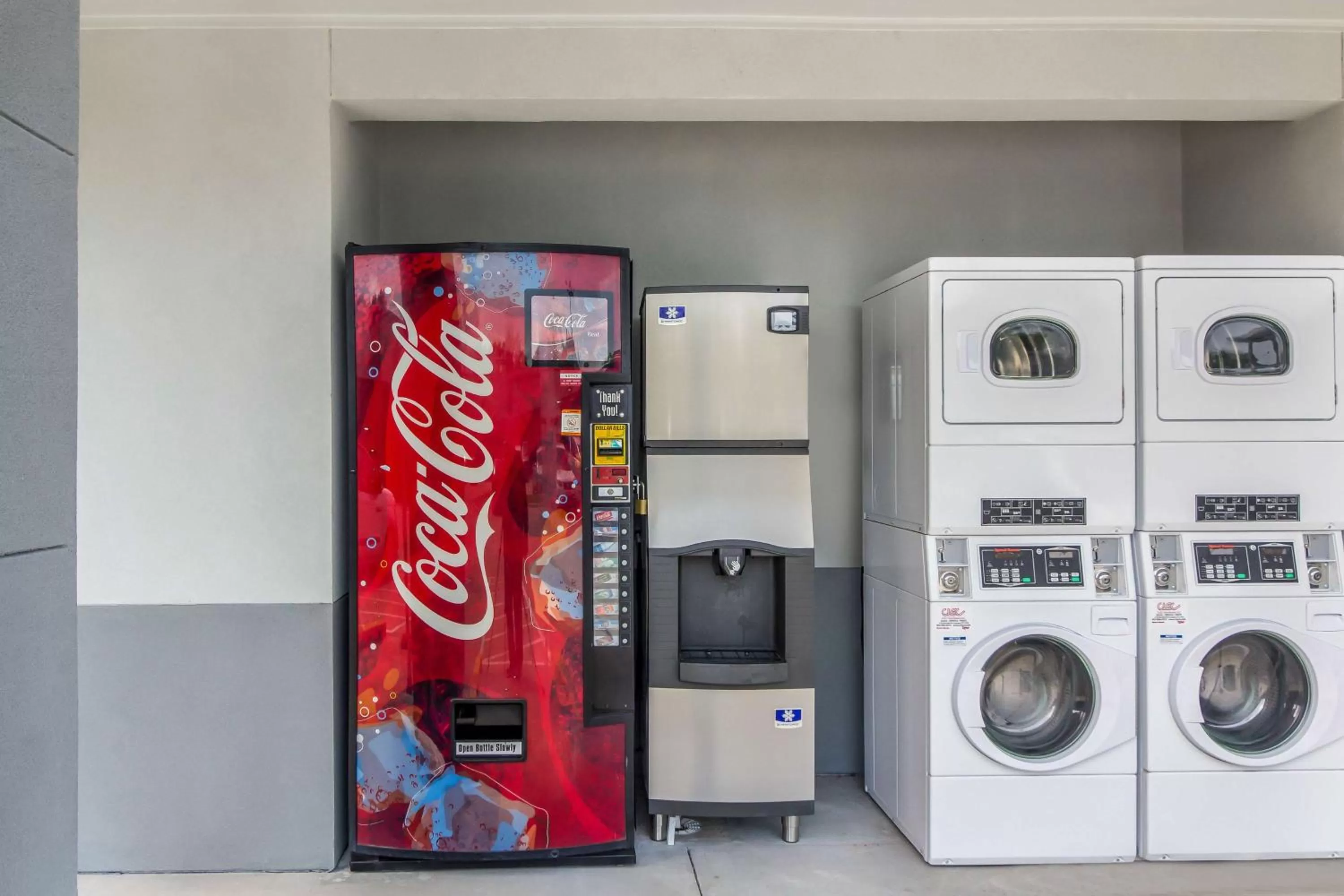 Property building in Studio 6 Deer Park, Tx