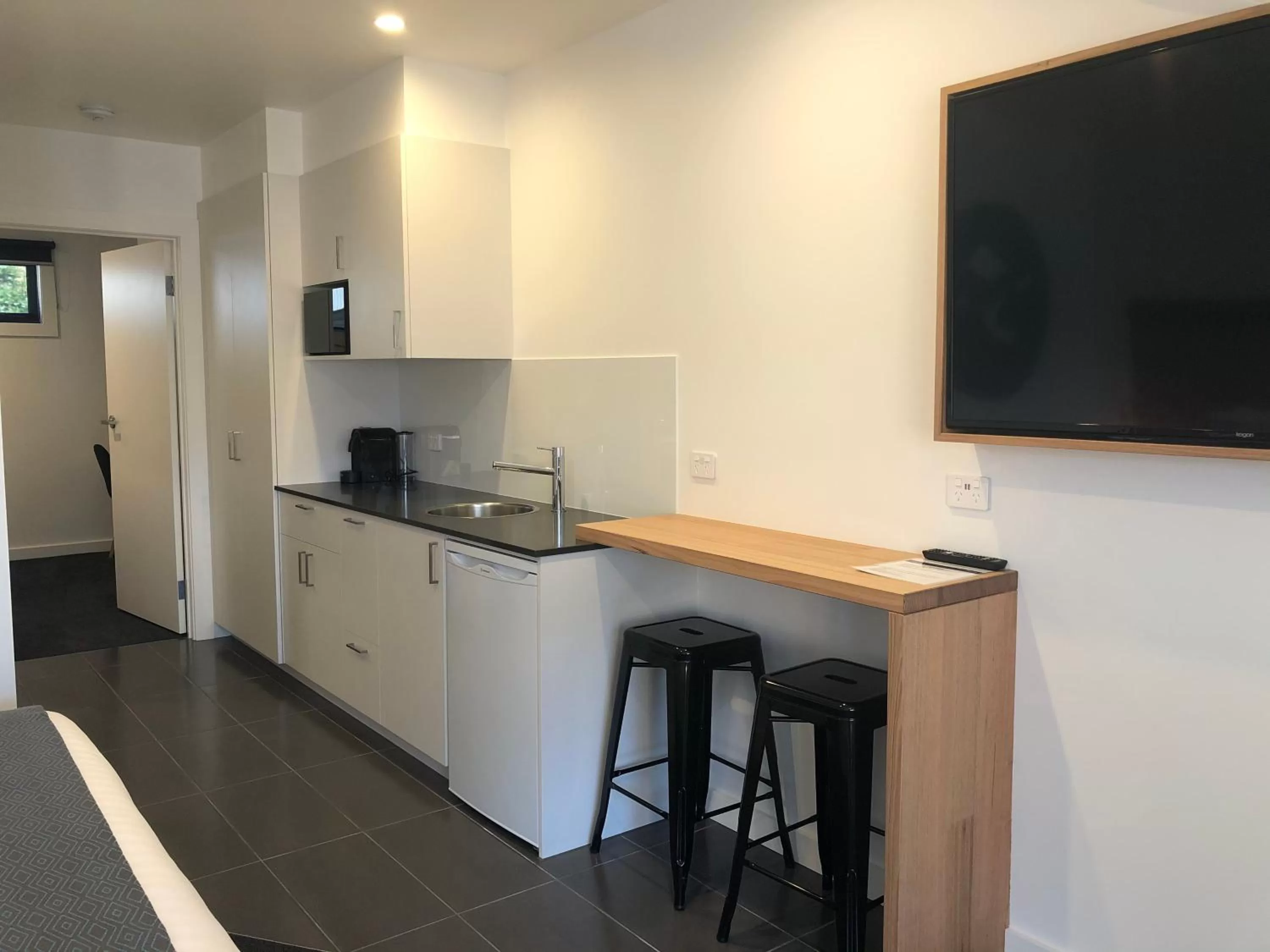 TV and multimedia in Bright Colonial Motel