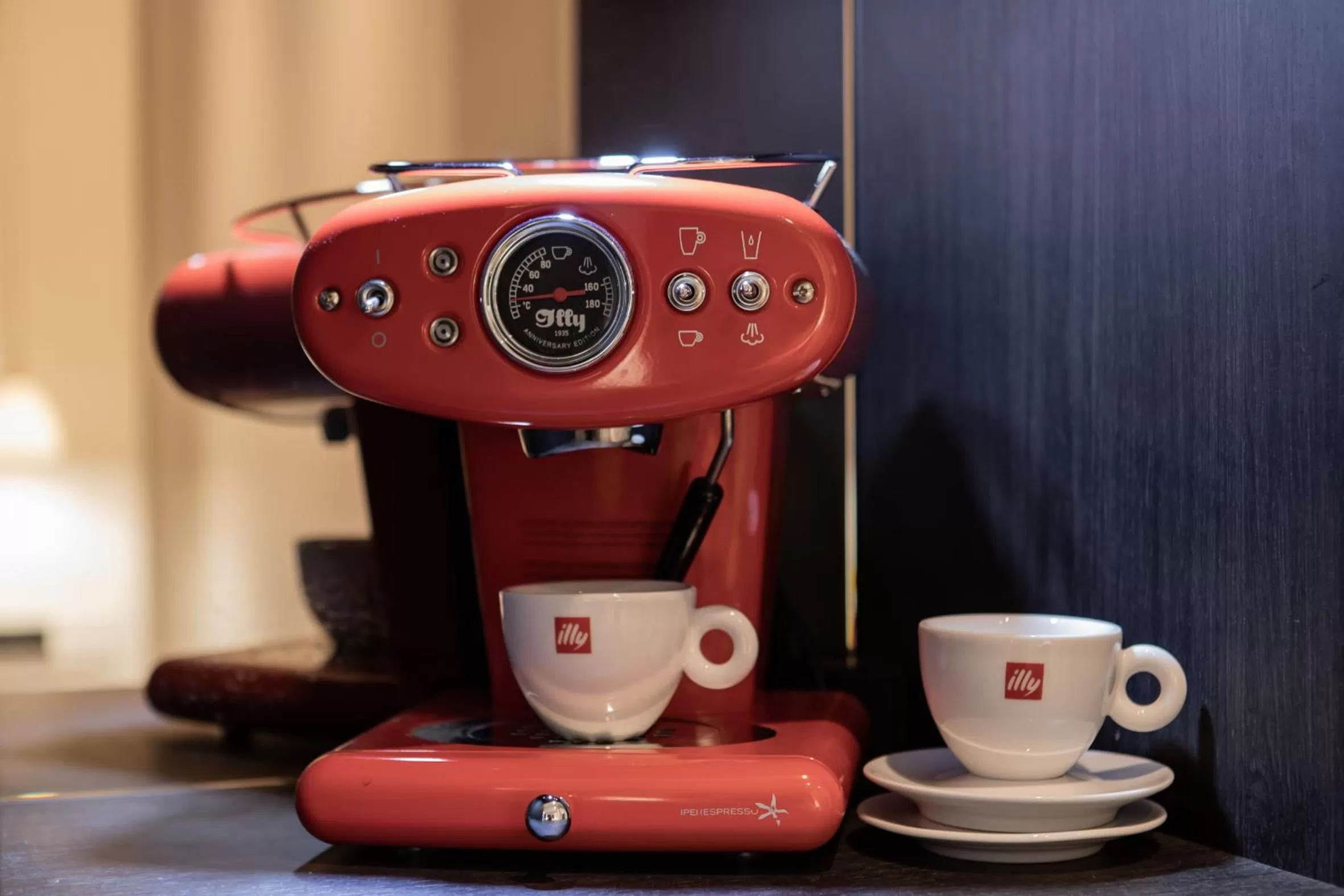 Coffee/tea facilities in Ascot Hotel