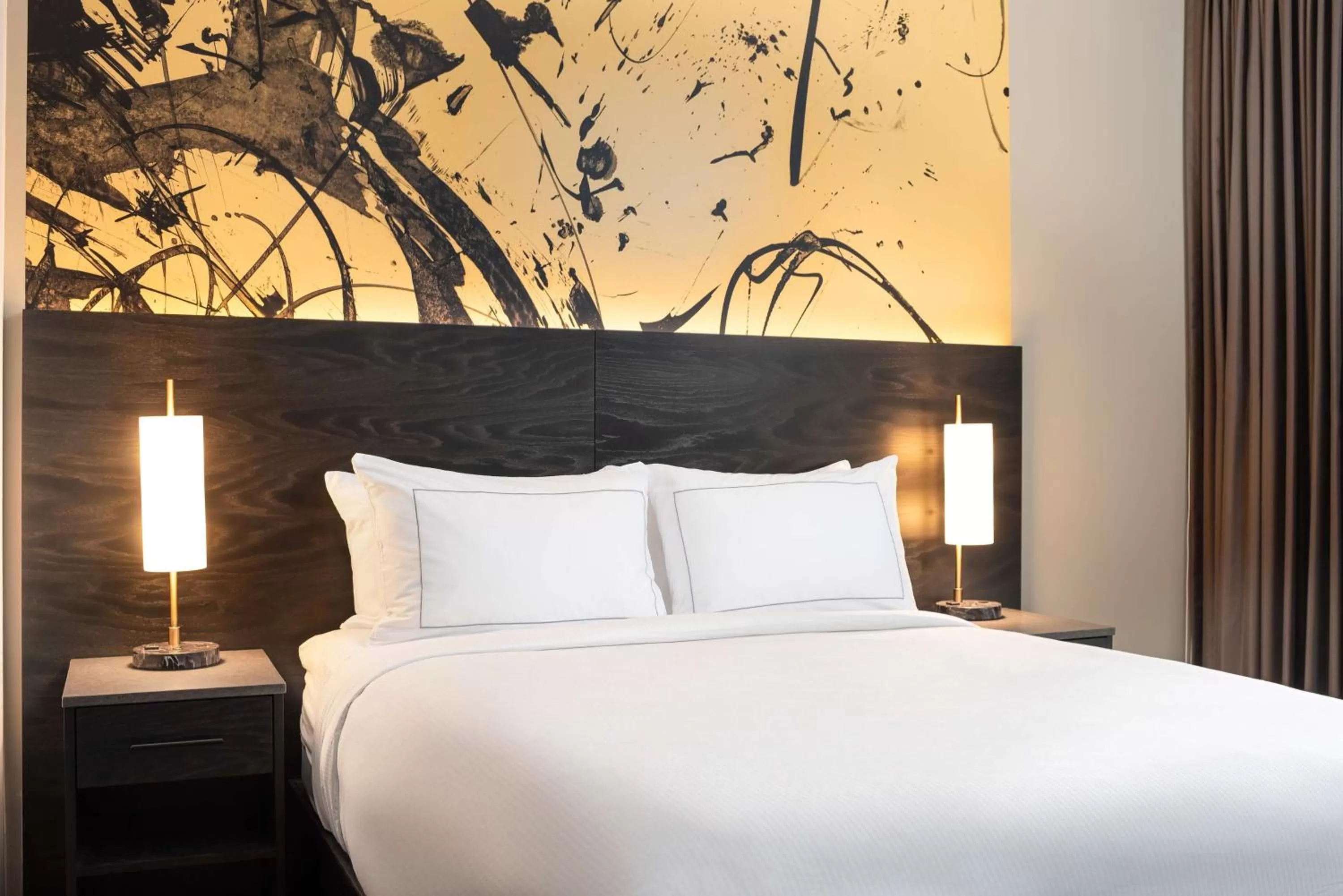 Bed in Holman Riverfront Park Hotel Salem, Tapestry By Hilton