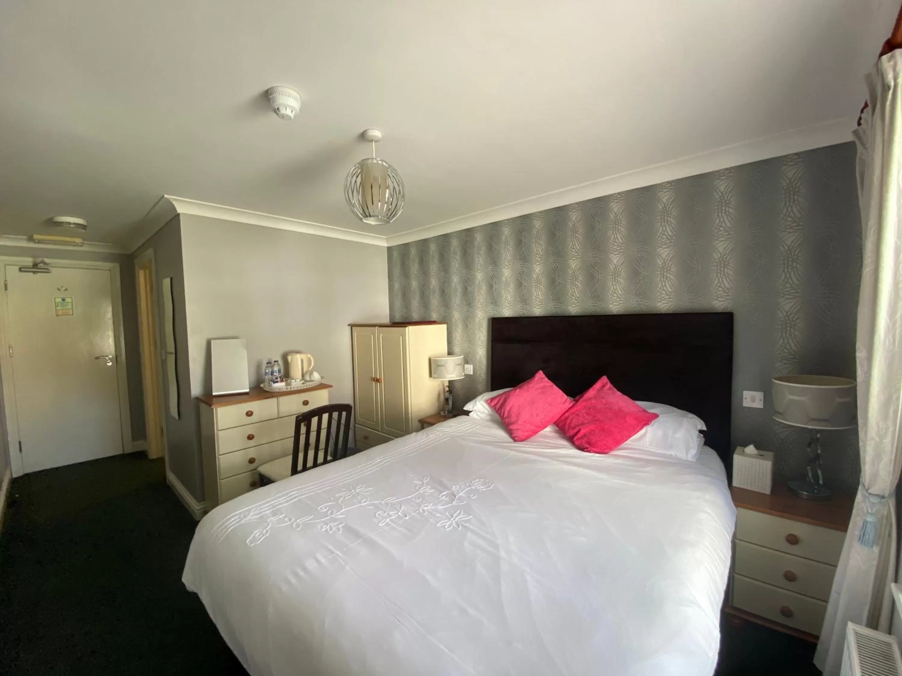 Bedroom, Bed in Flambards Hotel