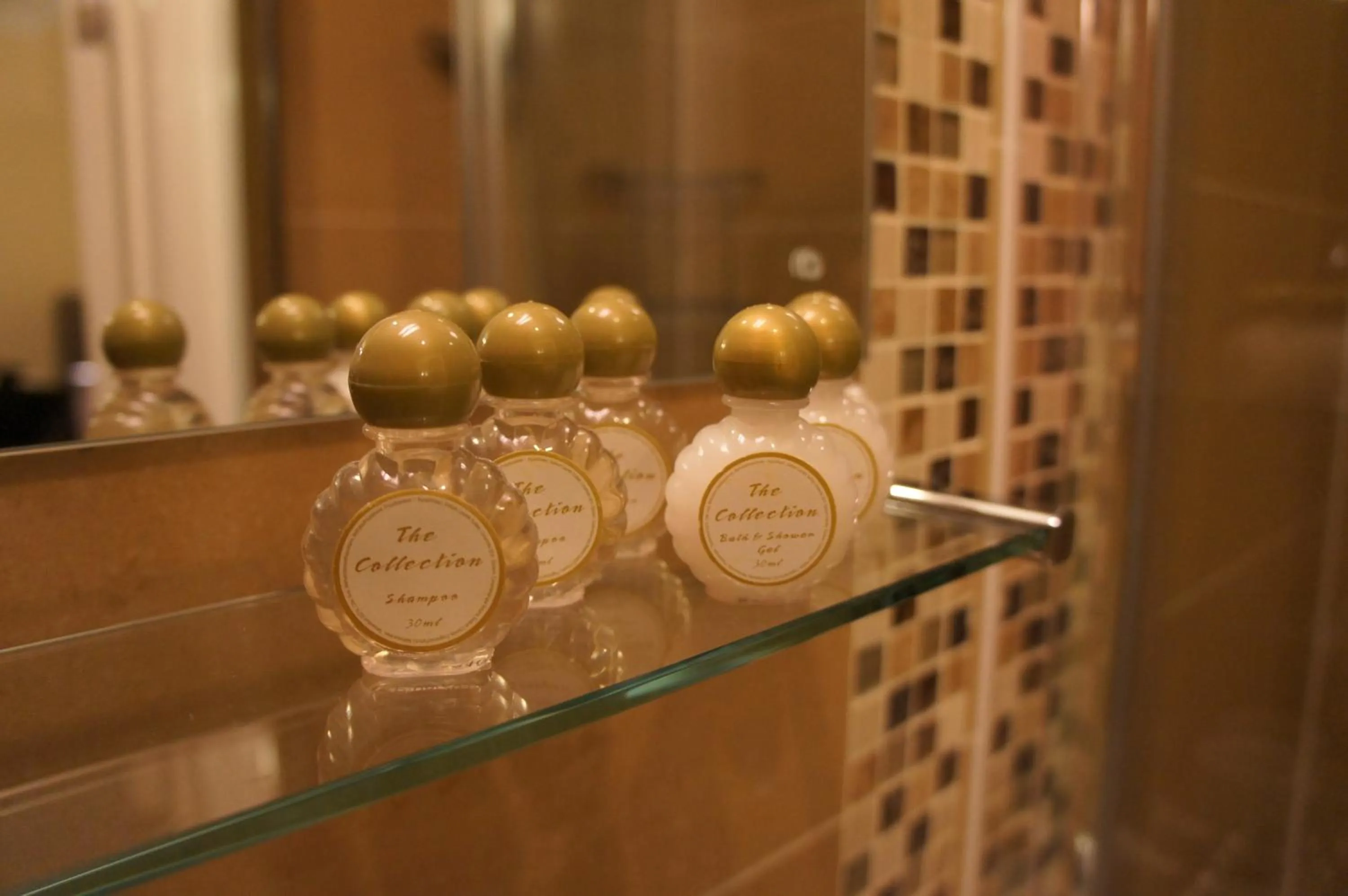 Bathroom in Sapphire Hotel London