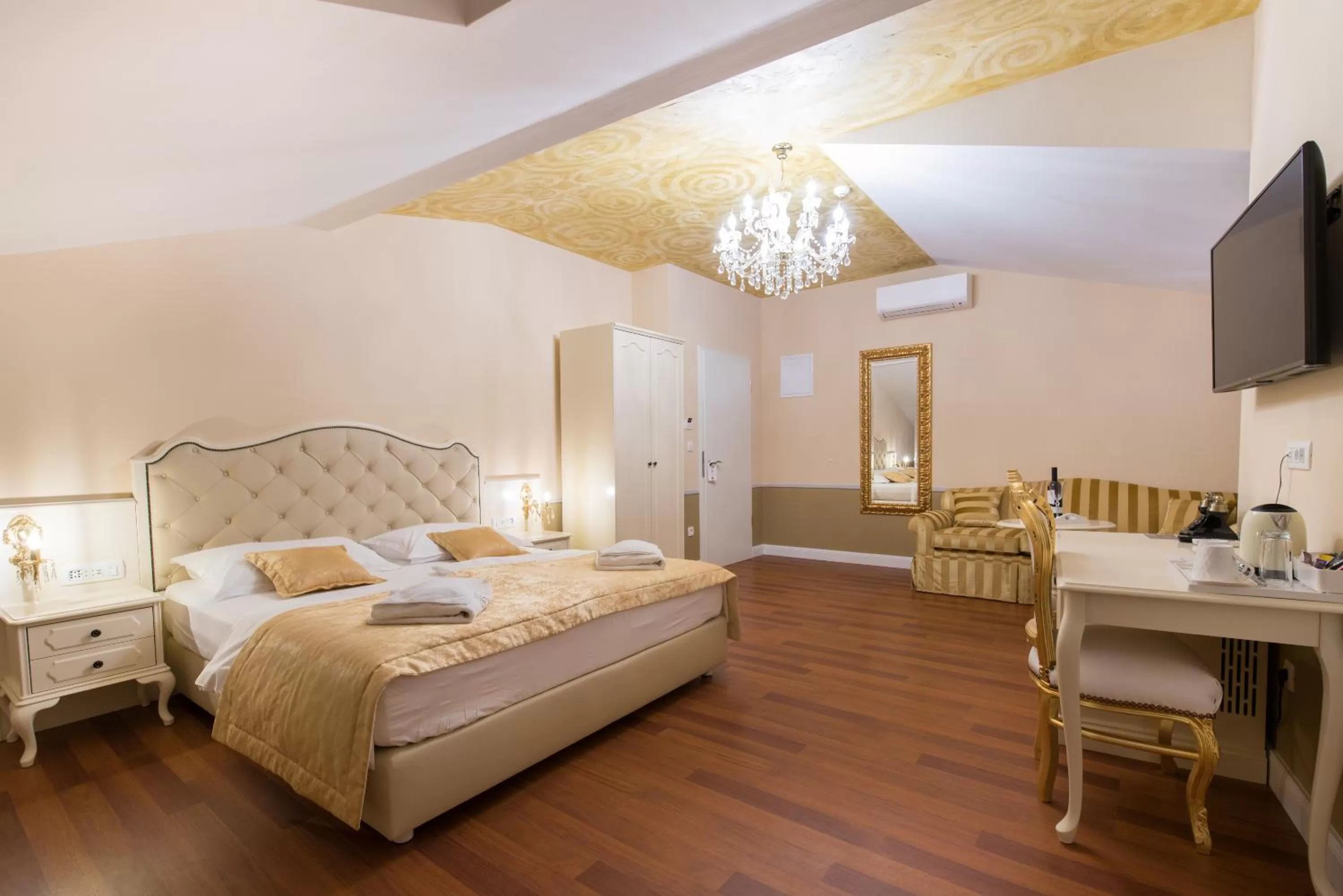 Bed in Central Square Heritage Hotel