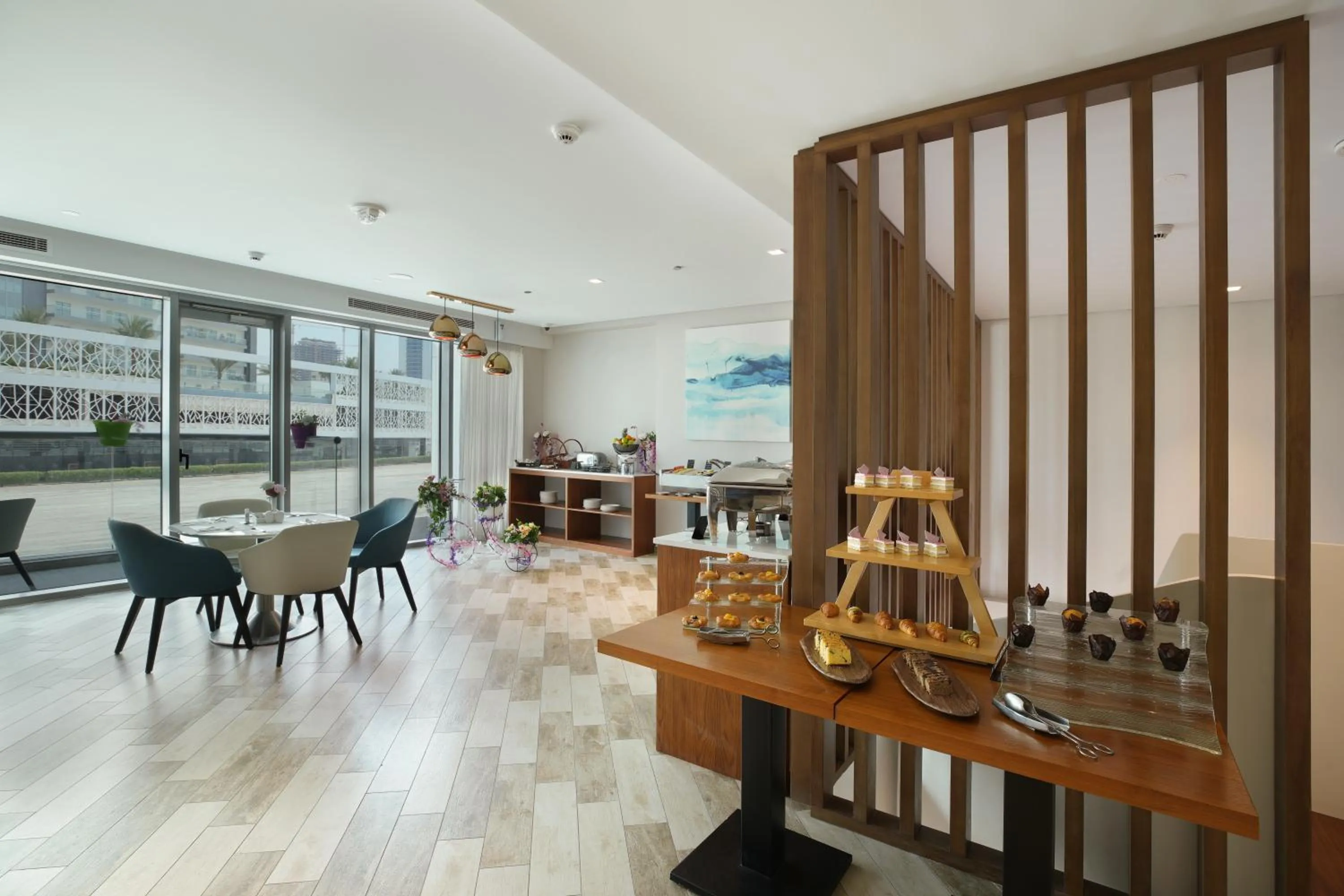 Restaurant/places to eat in Millennium Executive Apartments Mont Rose