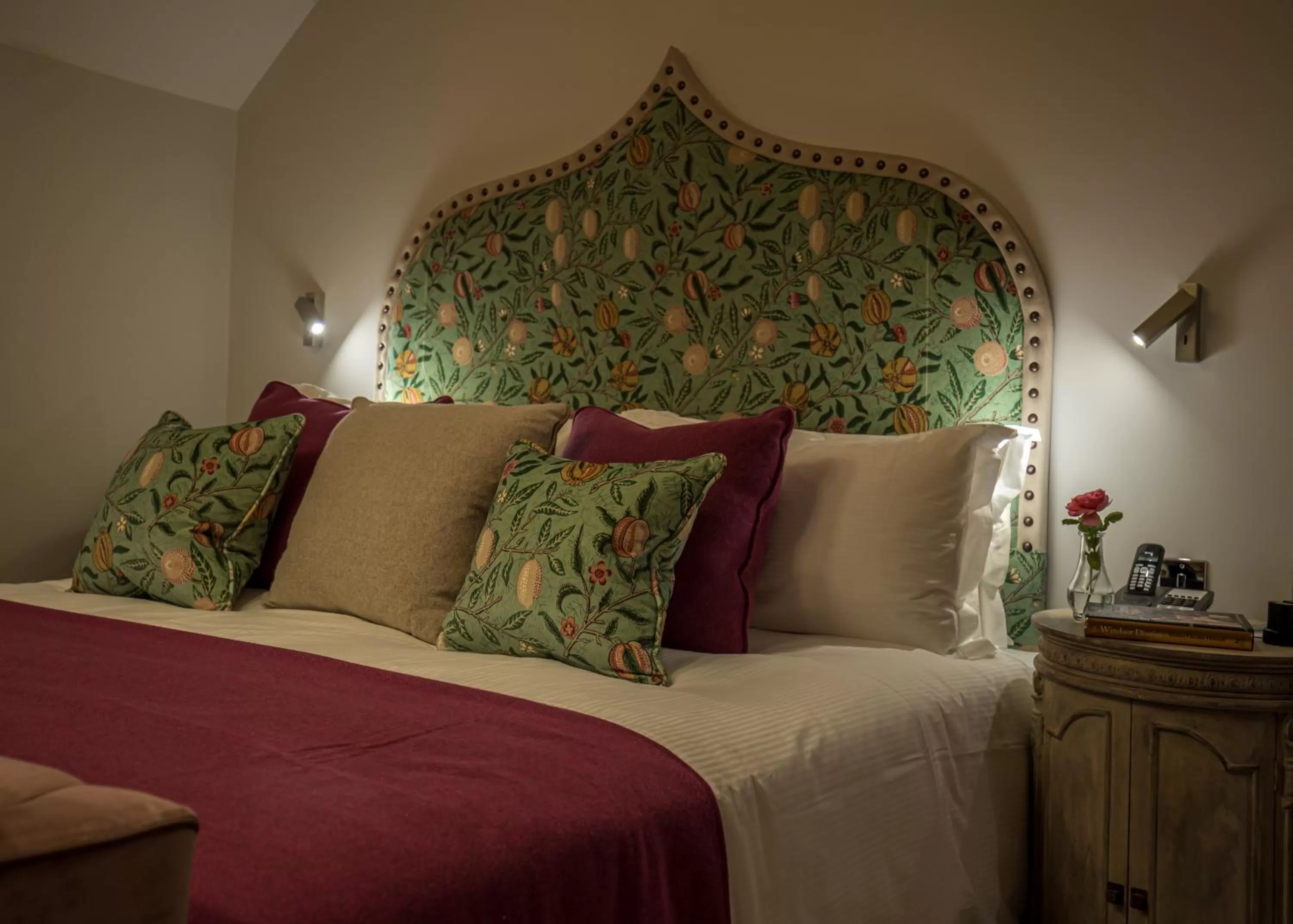 Bed in Great Fosters - Near Windsor