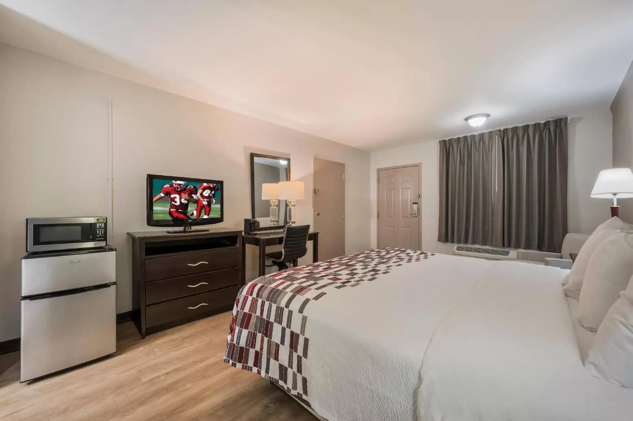 Deluxe King Room Non-Smoking in Red Roof Inn College Station Deluxe King Room Non-Smoking in Red Roof Inn College Station