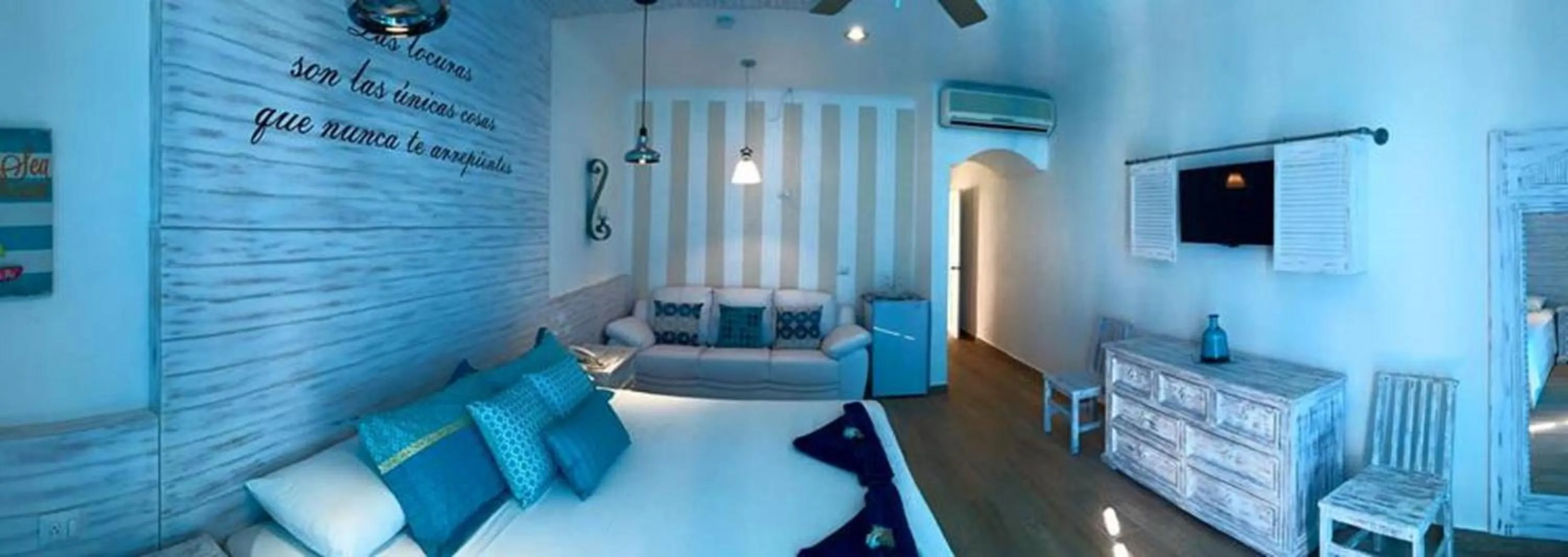 Bed, Seating Area in Hotel Coco Rio "City Center"