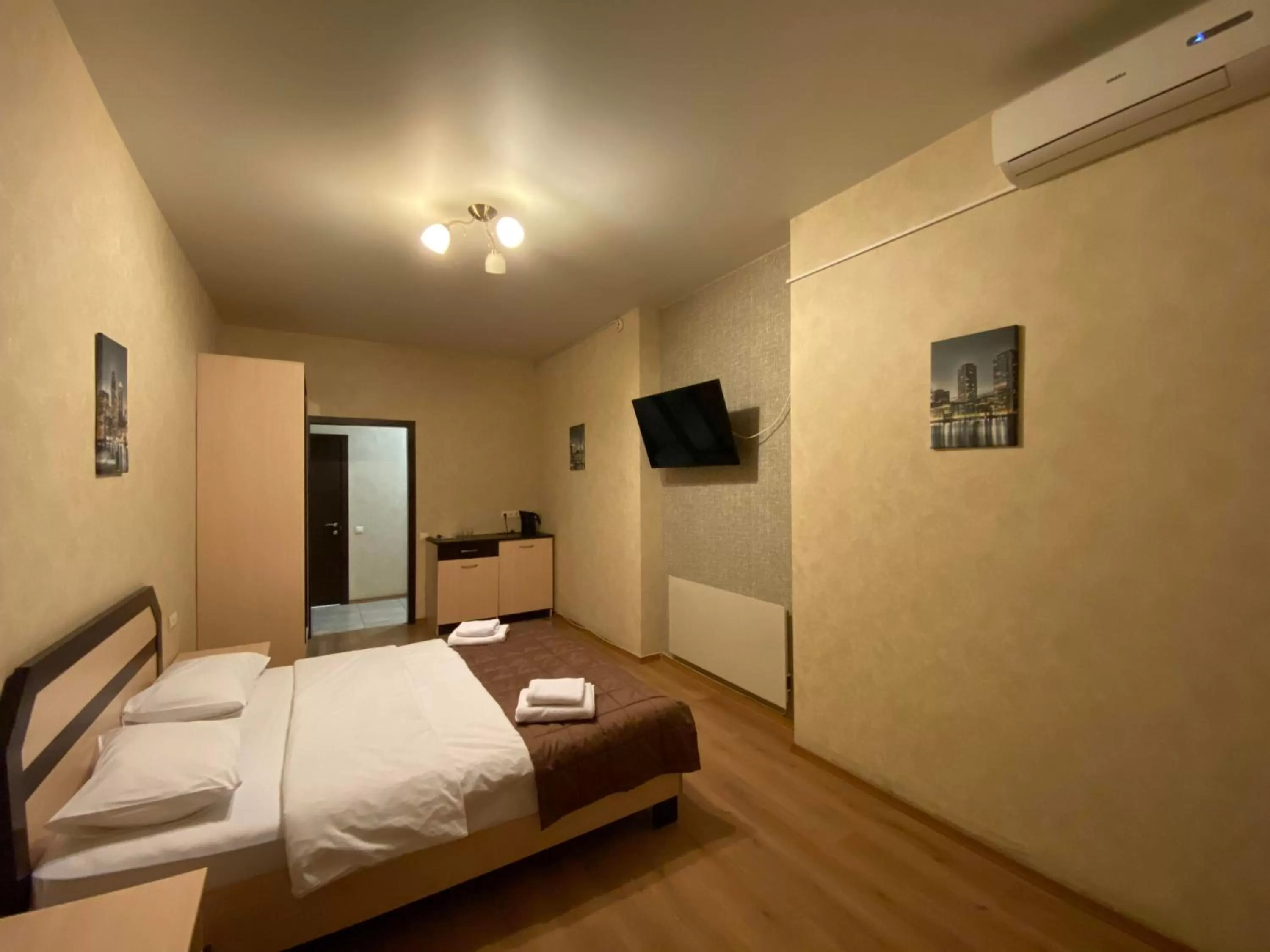 Photo of the whole room, Bed in irisHotels